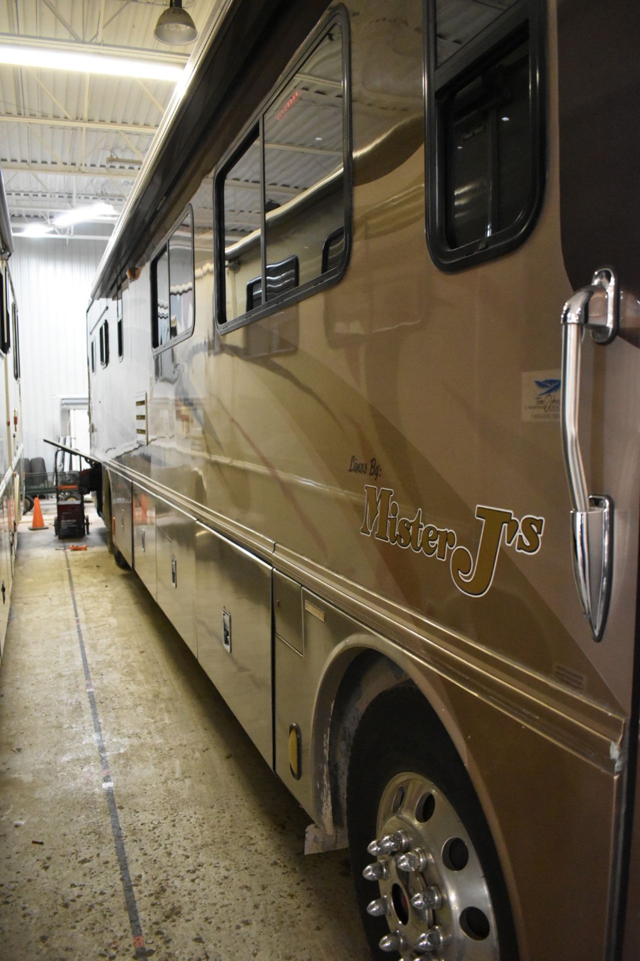 SPARTAN (2003) MOUNTAIN MASTER MOTORHOME WITH FLEETWOOD MODEL W ENCLOSURE, CUMMINS DIESEL ENGINE, - Image 5 of 38