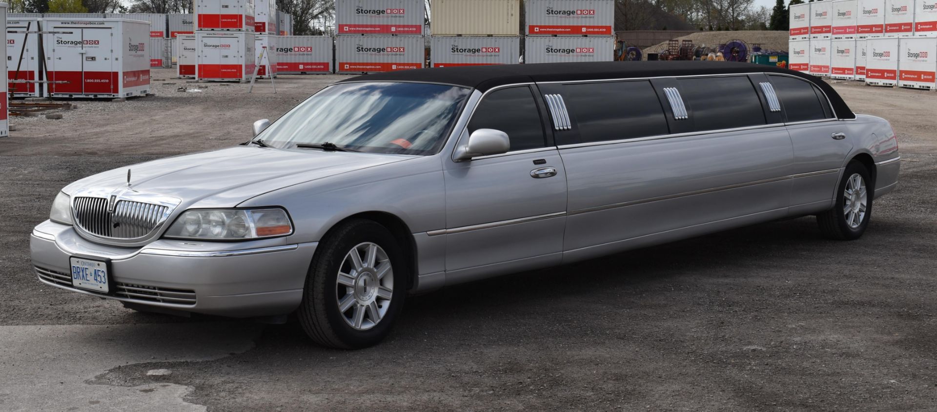 LINCOLN (2003) TOWN CAR 8 PASSENGER STRETCH LIMOUSINE WITH 8 CYLINDER 4.6L GAS ENGINE, 294,473KM (