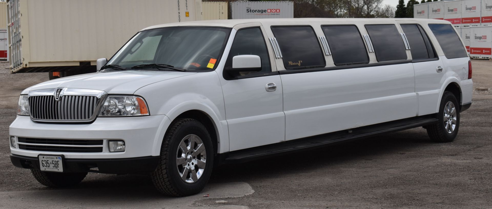 LINCOLN (2006) NAVIGATOR 14 PASSENGER STRETCH LIMOUSINE WITH 8 CYLINDER 5.4L GAS ENGINE, 219,