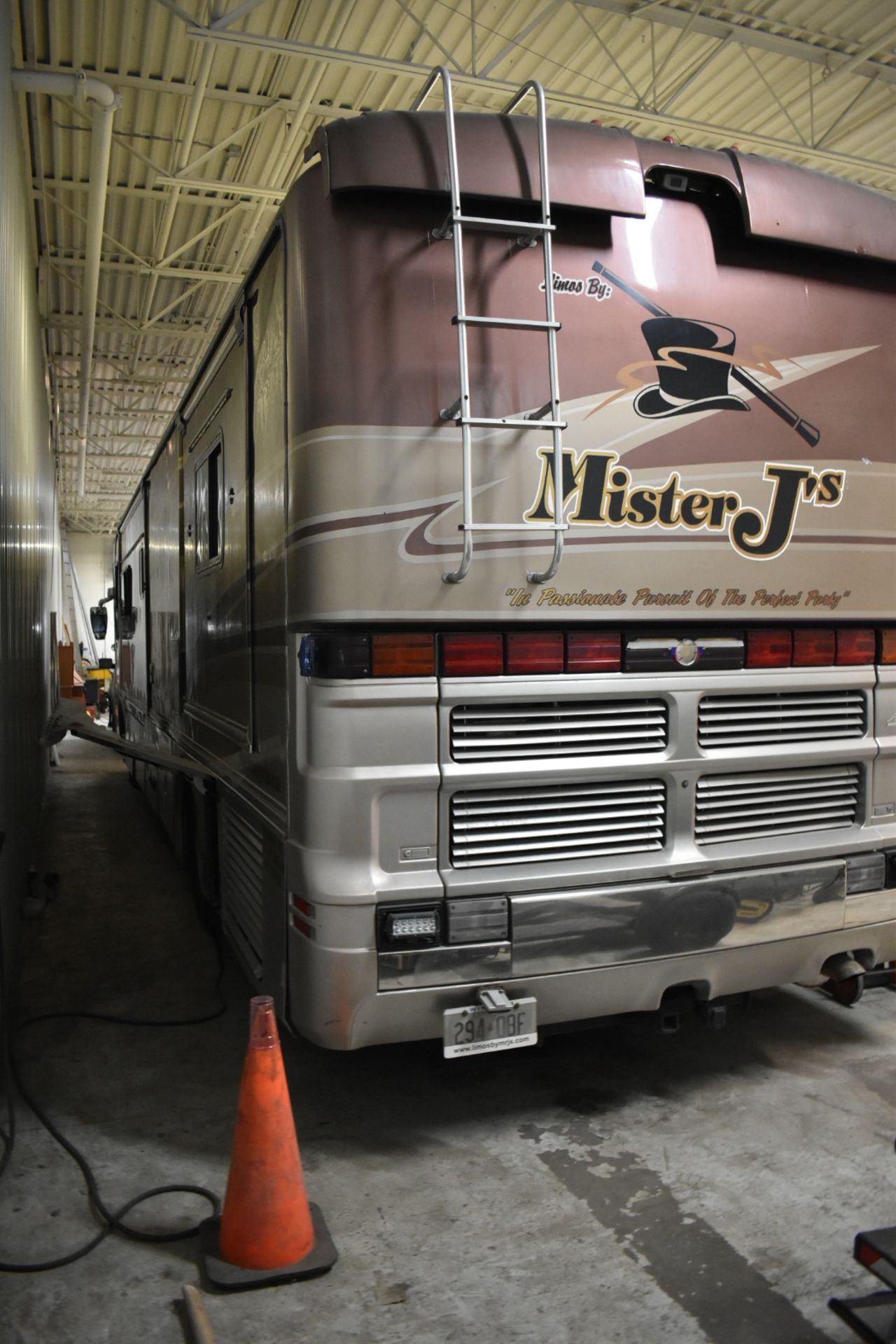 SPARTAN (2003) MOUNTAIN MASTER MOTORHOME WITH FLEETWOOD MODEL W ENCLOSURE, CUMMINS DIESEL ENGINE, - Image 13 of 38