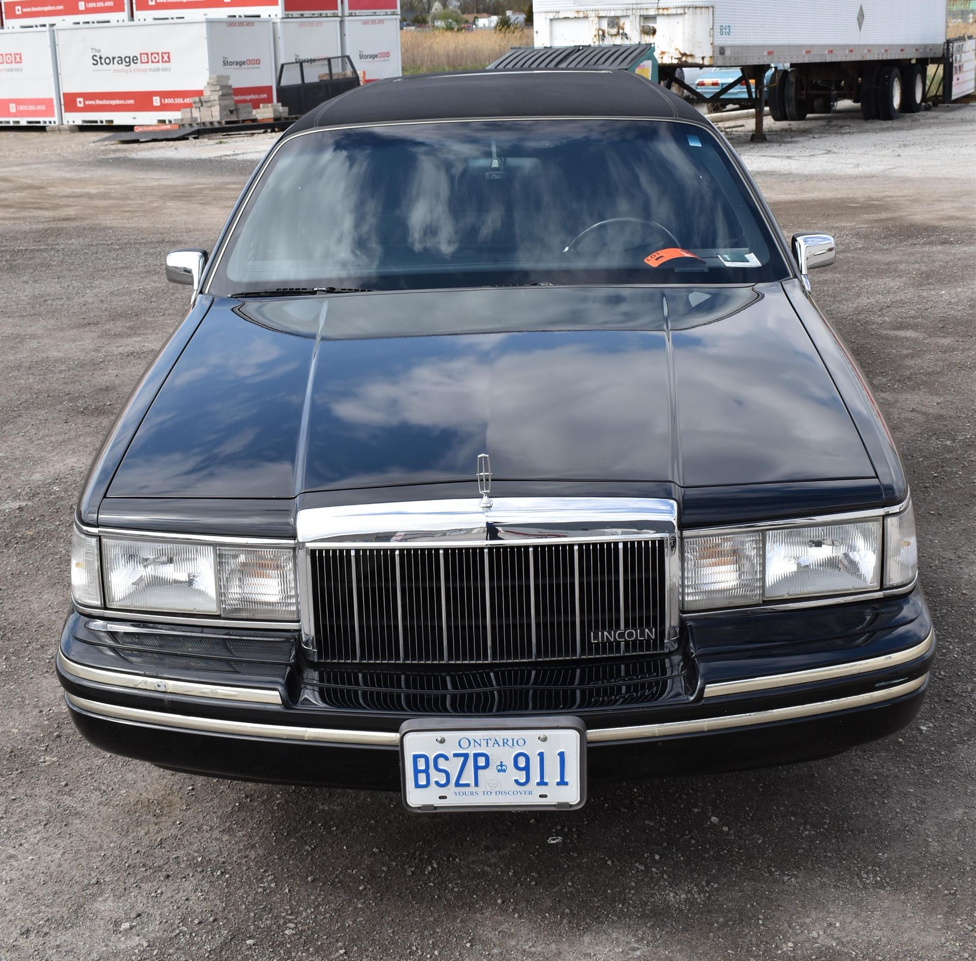 LINCOLN (1992) TOWN CAR 4 PASSENGER STRETCH LIMOUSINE WITH 8 CYLINDER 4.6L GAS ENGINE, 321,116KM ( - Image 2 of 21