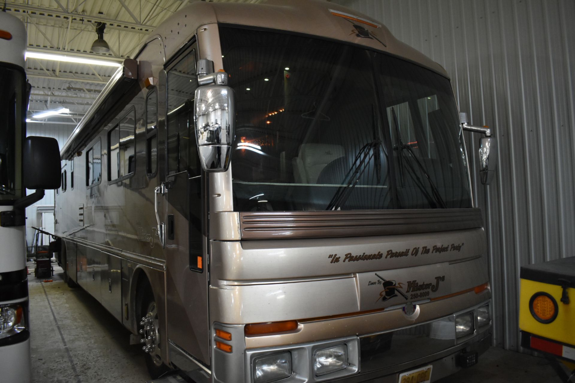 SPARTAN (2003) MOUNTAIN MASTER MOTORHOME WITH FLEETWOOD MODEL W ENCLOSURE, CUMMINS DIESEL ENGINE, - Image 4 of 38