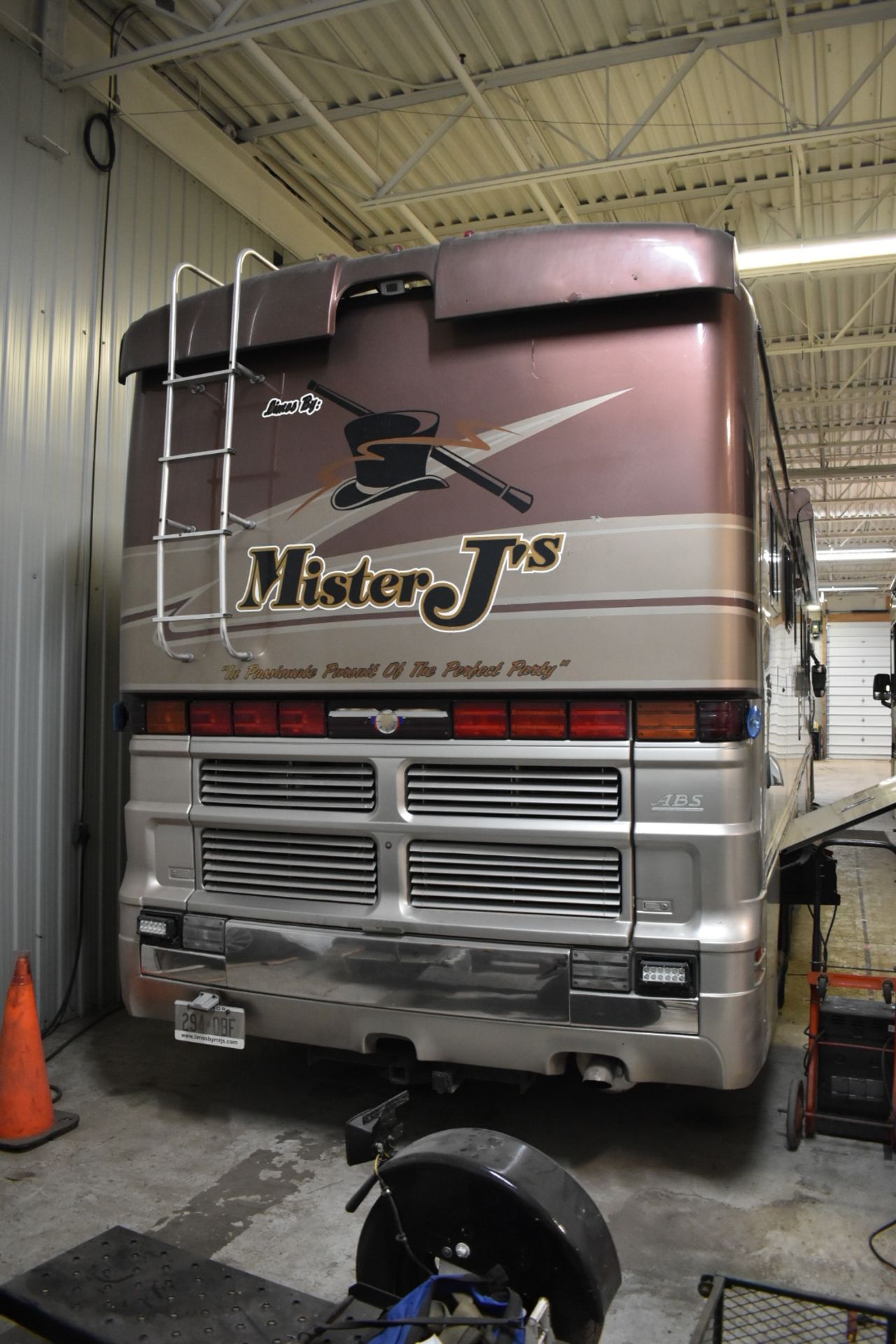 SPARTAN (2003) MOUNTAIN MASTER MOTORHOME WITH FLEETWOOD MODEL W ENCLOSURE, CUMMINS DIESEL ENGINE, - Image 8 of 38