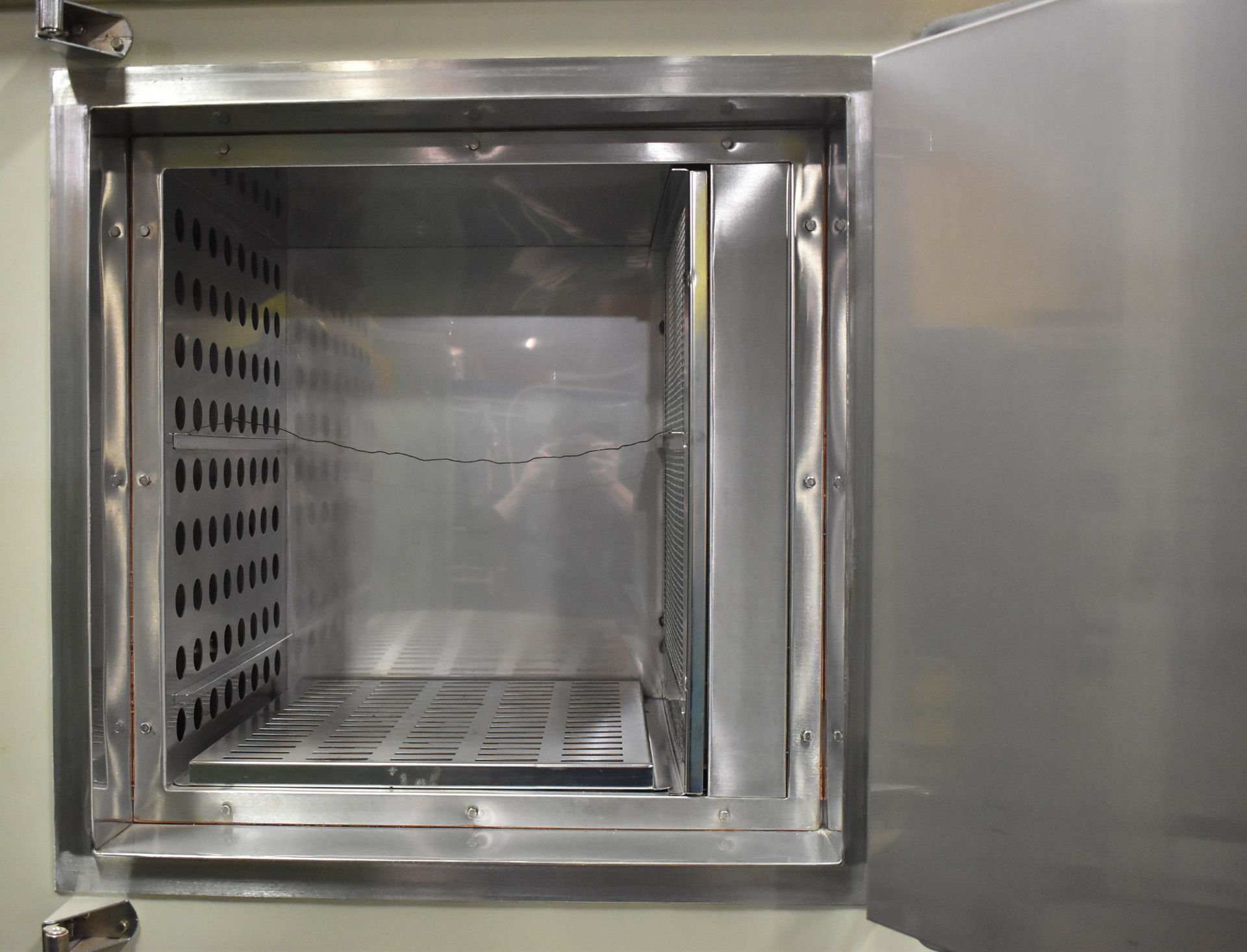 BLUE M MODEL 206 ELECTRIC CONVECTION OVEN WITH 482 DEG. F. MAX. TEMPERATURE, 16"X19"X18"D INTERIOR - Image 4 of 5