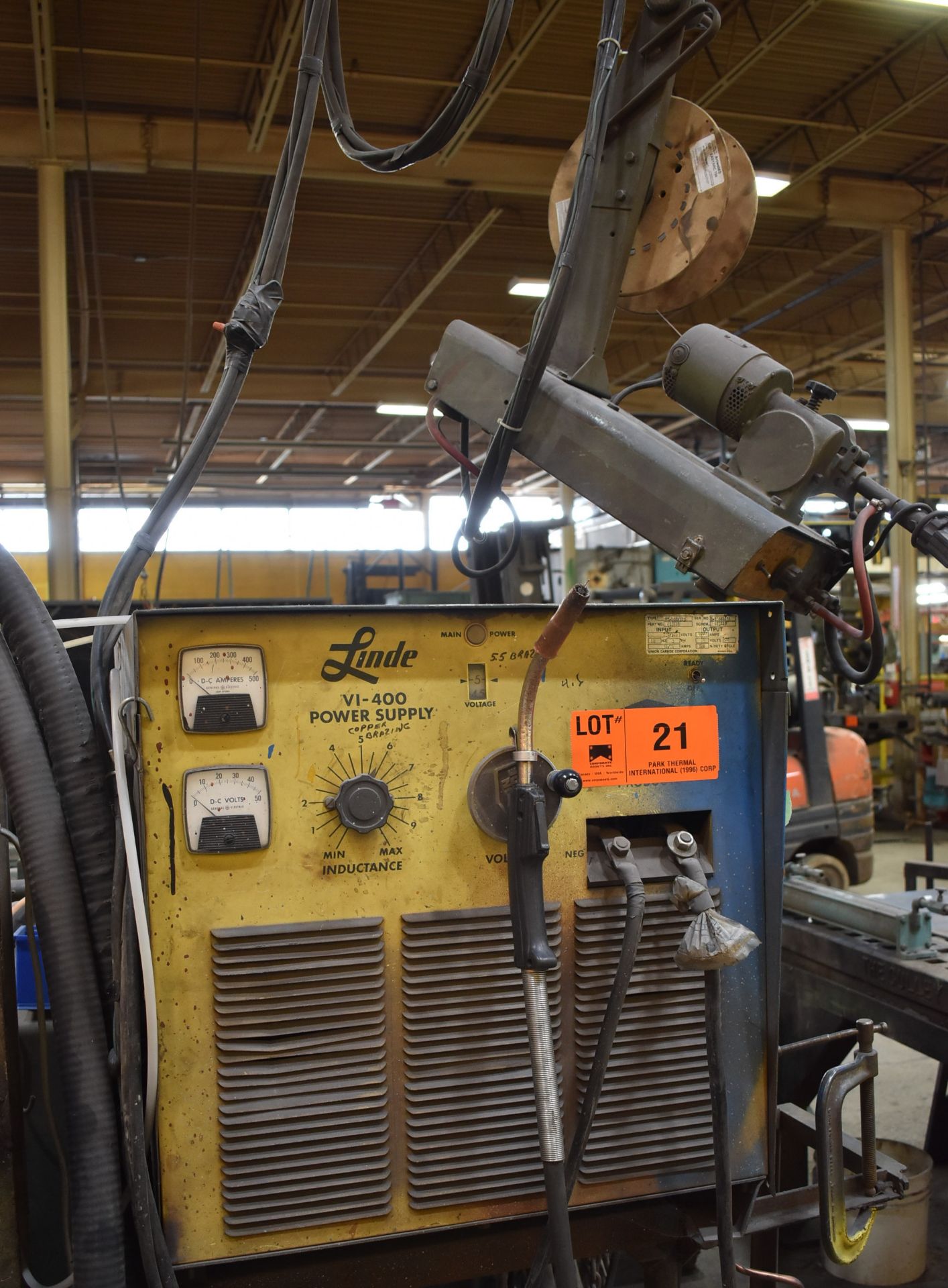 LINDE VI-400 MIG WELDER WITH LINDE WIRE FEEDER, JIB ARM WITH TROLLEY, CABLES & GUN, S/N: