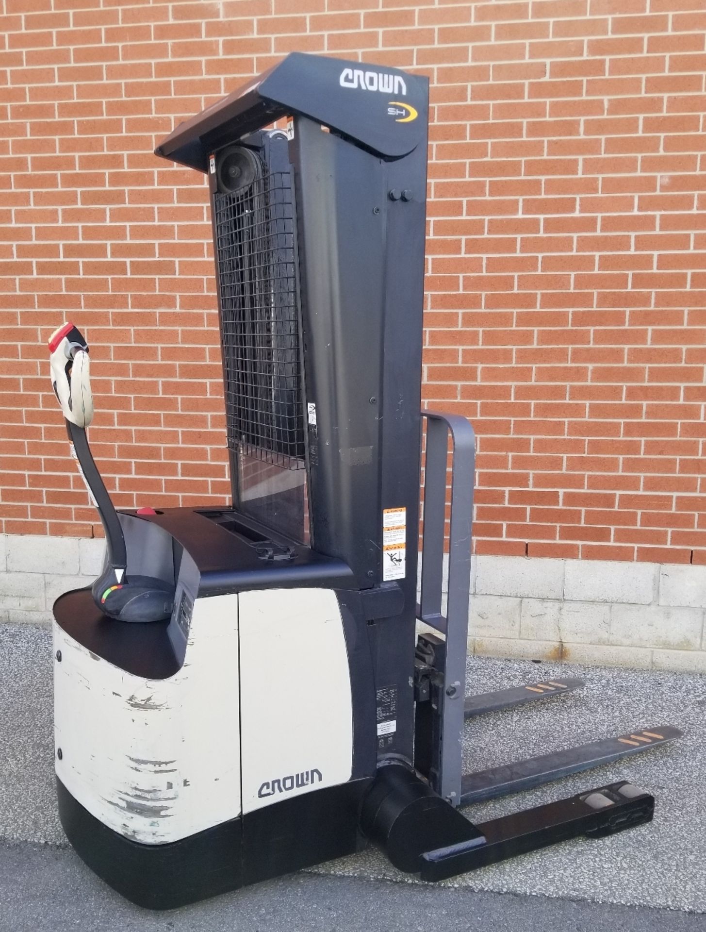 CROWN (2012) SH5520-40 3700 LB. CAPACITY 24V WALK-BEHIND ELECTRIC STRADDLE STACKER WITH 127" MAX.