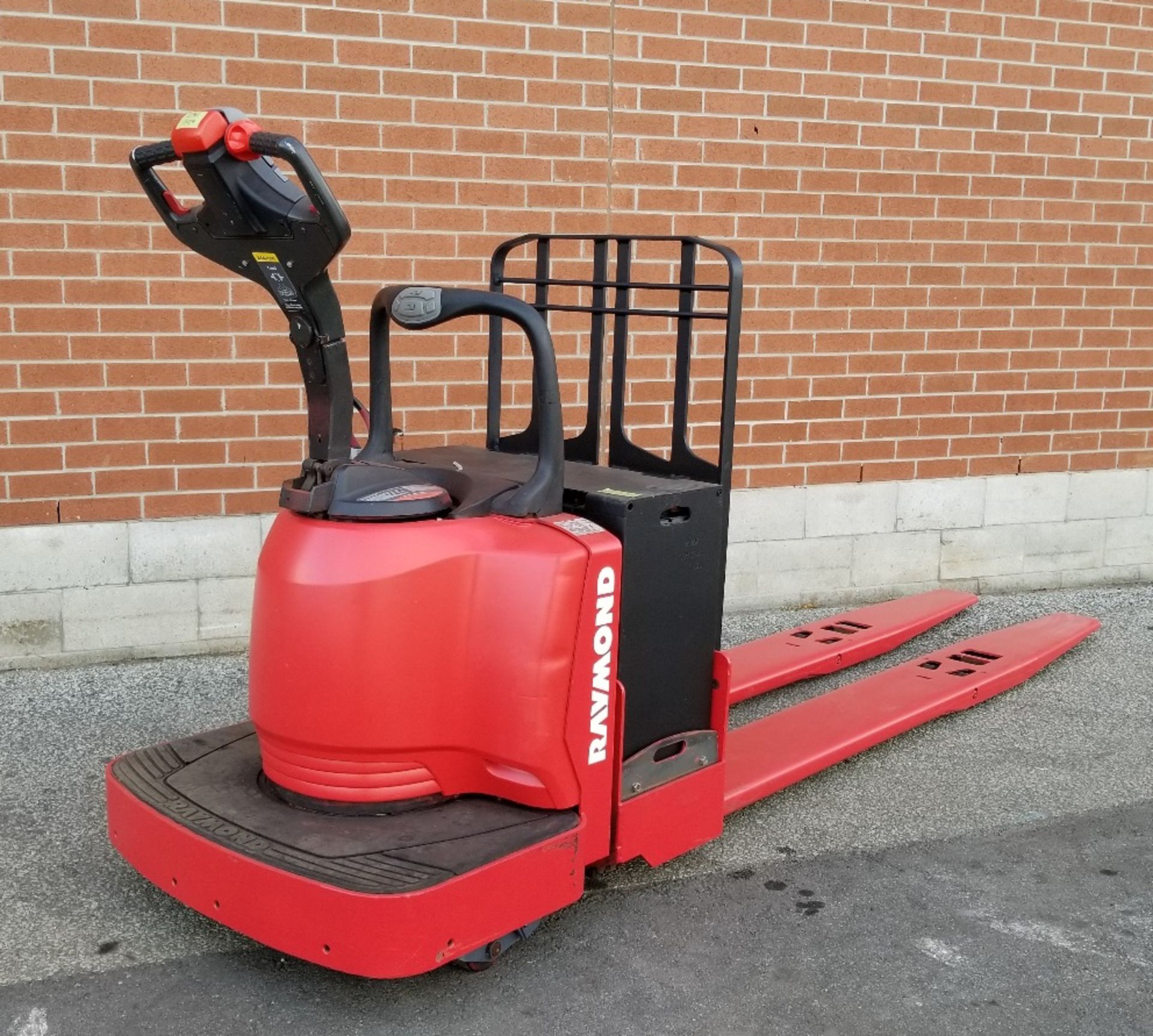 RAYMOND (2010) 8400 8000 LB. CAPACITY 24V RIDE-ON ELECTRIC PALLET JACK WITH 9929 HRS (RECORDED ON - Image 2 of 3