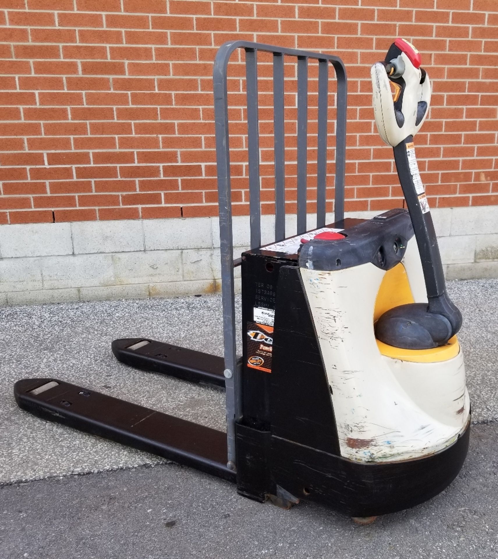 CROWN WP2335-45 4500 LB. CAPACITY 24V WALK-BEHIND ELECTRIC PALLET JACK WITH CHARGER, 3168 HRS (