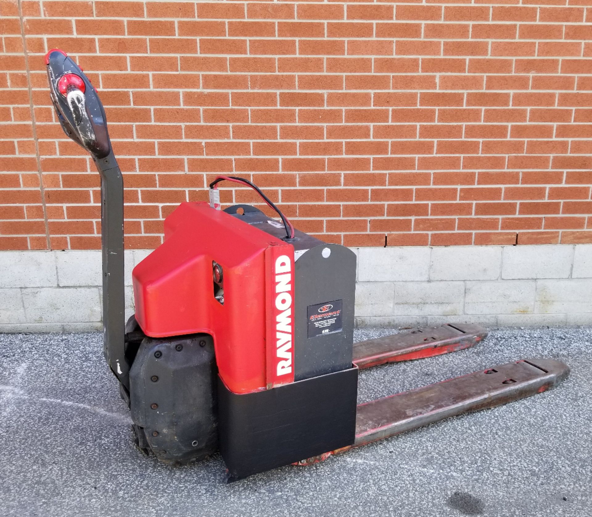 RAYMOND 101T-F40L 4000 LB. CAPACITY 24V WALK-BEHIND ELECTRIC PALLET JACK WITH CHARGER, 10,440 HRS ( - Image 2 of 2