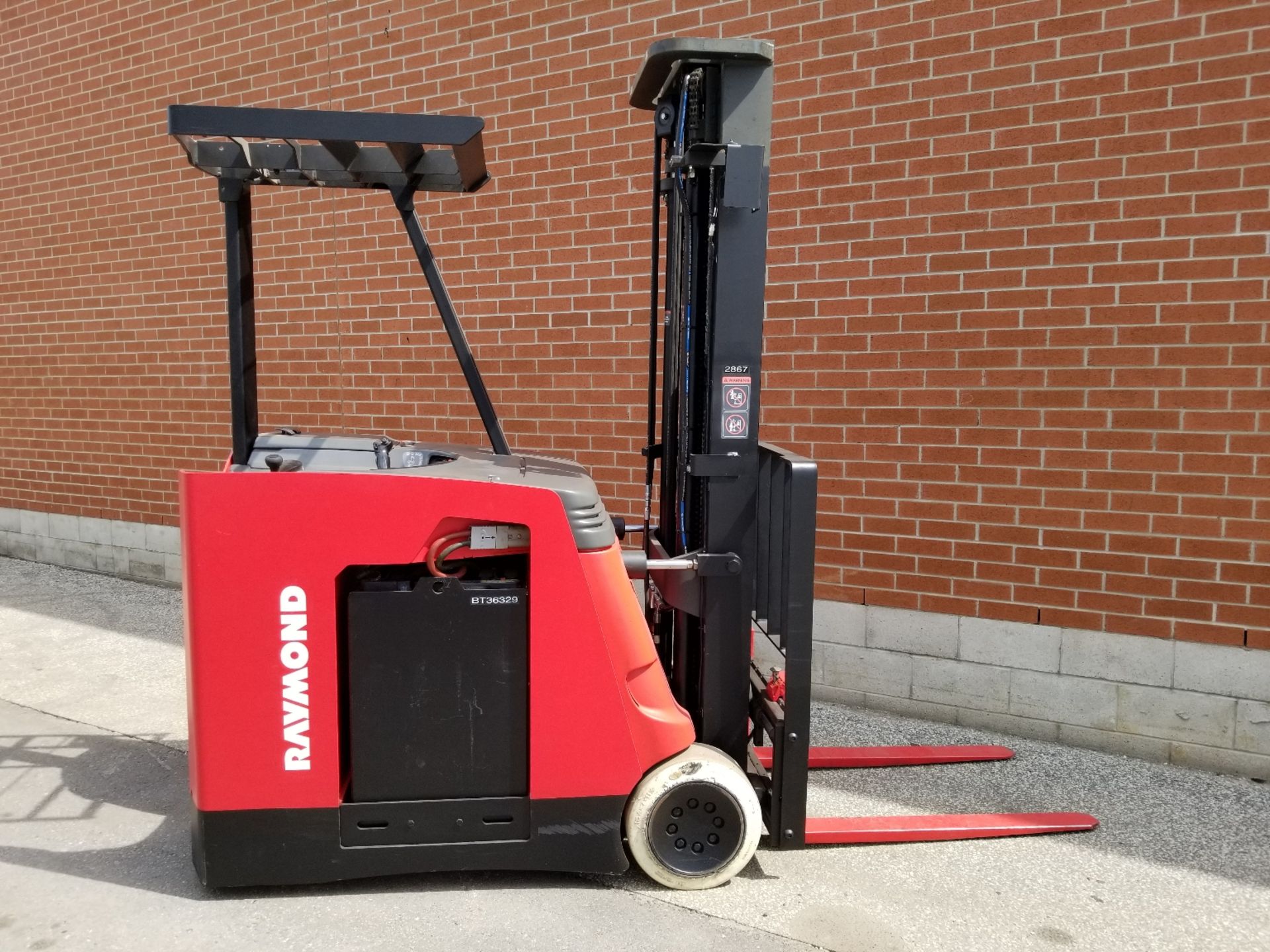 RAYMOND (2010) 4200-C40TT 4000 LB. CAPACITY 36V STAND-UP ELECTRIC FORKLIFT WITH 227" MAX. VERTICAL - Image 2 of 2