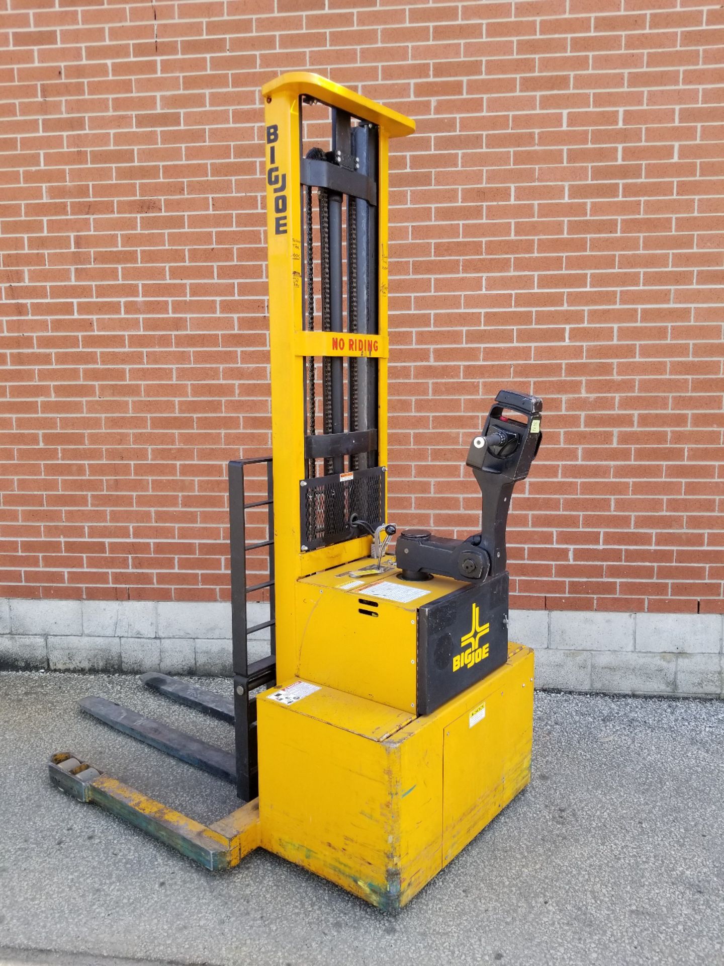 BIG JOE (2010) PDM30-154 3000 LB. CAPACITY 24V WALK-BEHIND ELECTRIC STRADDLE STACKER WITH 154" - Image 2 of 4