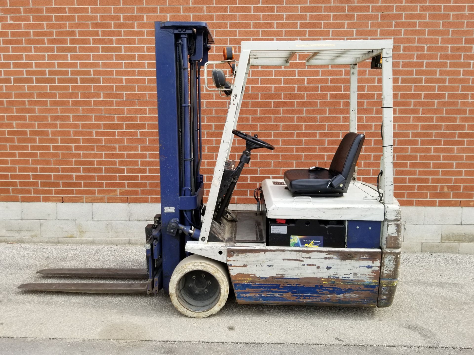 KOMATSU FB15M-2 2580 LB. CAPACITY 48V 3-WHEEL ELECTRIC FORKLIFT WITH 185" MAX. VERTICAL LIFT, 3