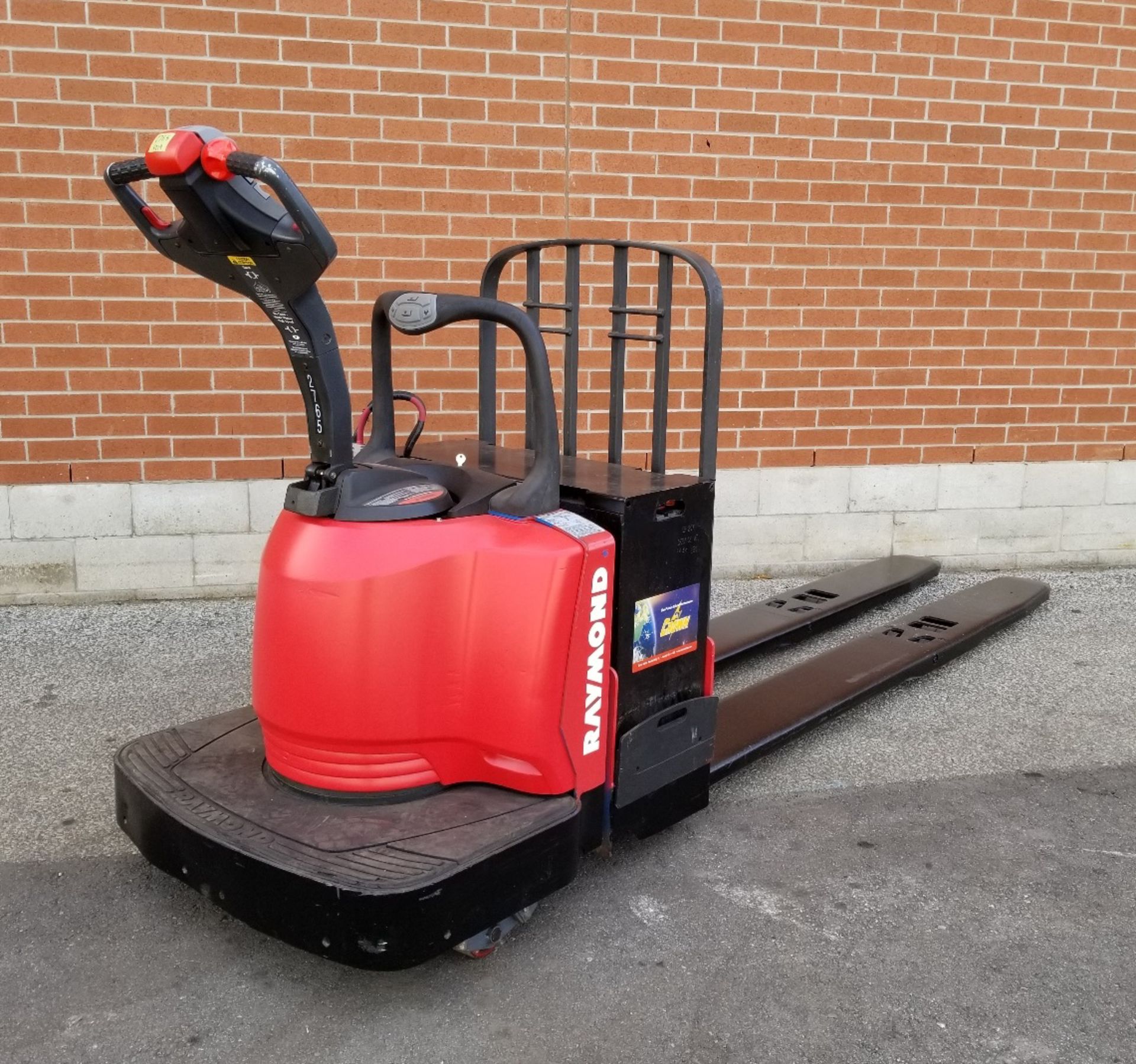 RAYMOND (2007) 8400 8000 LB. CAPACITY 24V RIDE-ON ELECTRIC PALLET JACK WITH 6219 HRS (RECORDED ON - Image 2 of 3