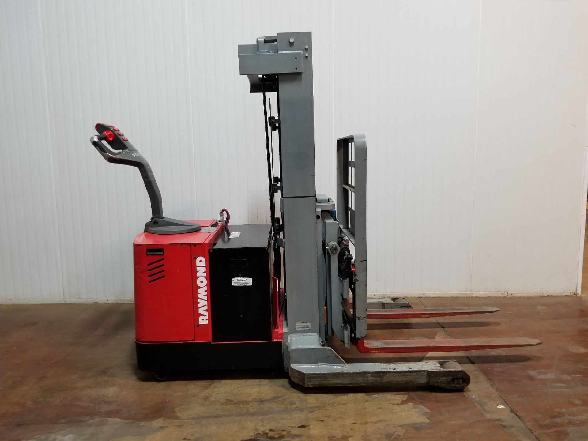 RAYMOND D3RA 3000 LB. CAPACITY 24V WALK-BEHIND ELECTRIC REACH STACKER WITH 153" MAX. VERTICAL - Image 2 of 3