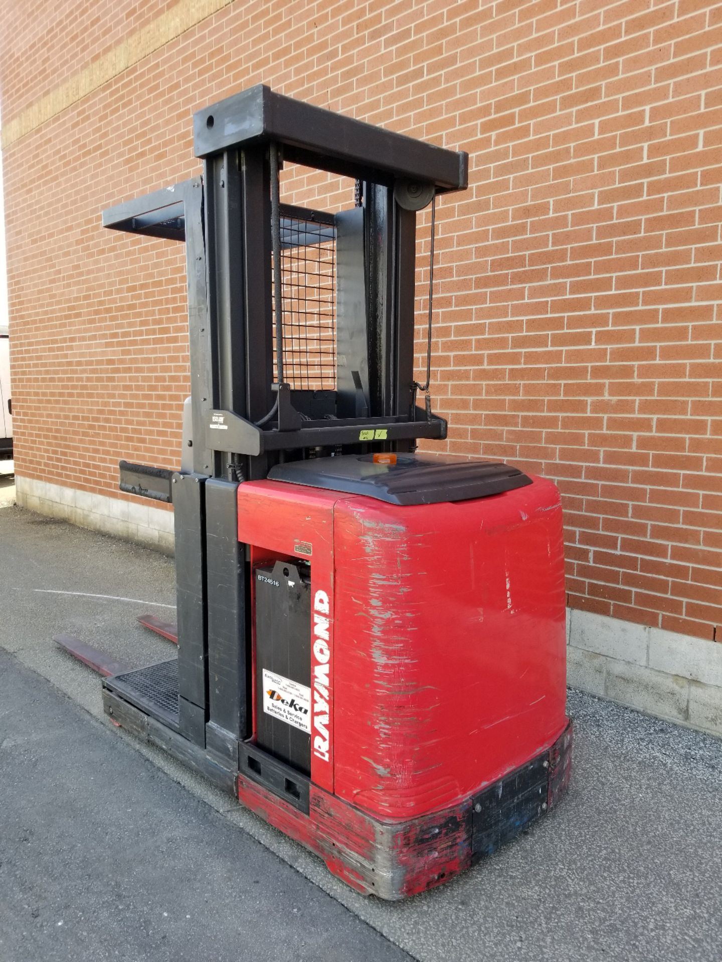 RAYMOND (2008) 5200-OPC 3000 LB. CAPACITY 24V ELECTRIC ORDER PICKER FORKLIFT WITH 210" MAX. VERTICAL - Image 2 of 3