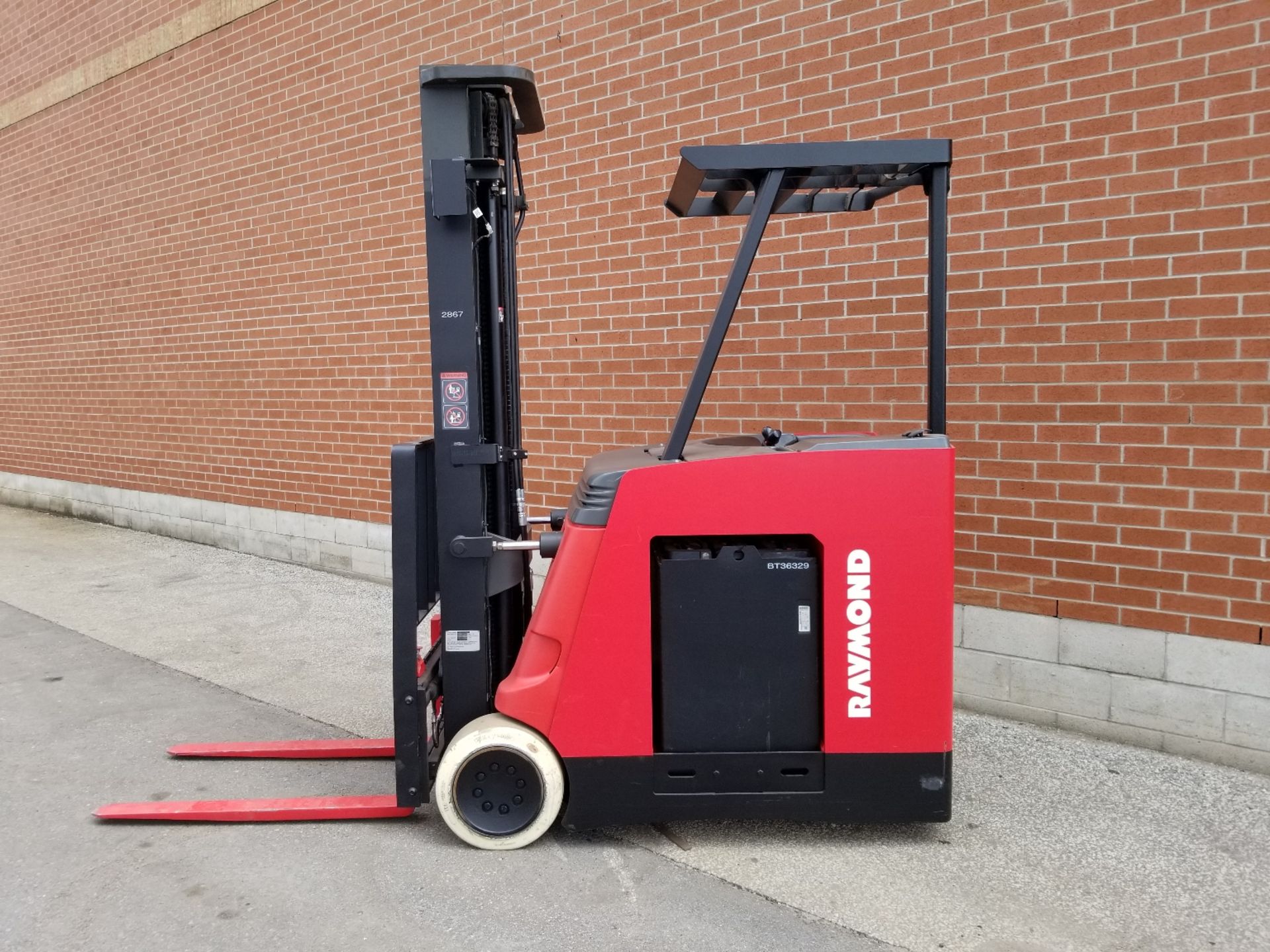 RAYMOND (2010) 4200-C40TT 4000 LB. CAPACITY 36V STAND-UP ELECTRIC FORKLIFT WITH 227" MAX. VERTICAL