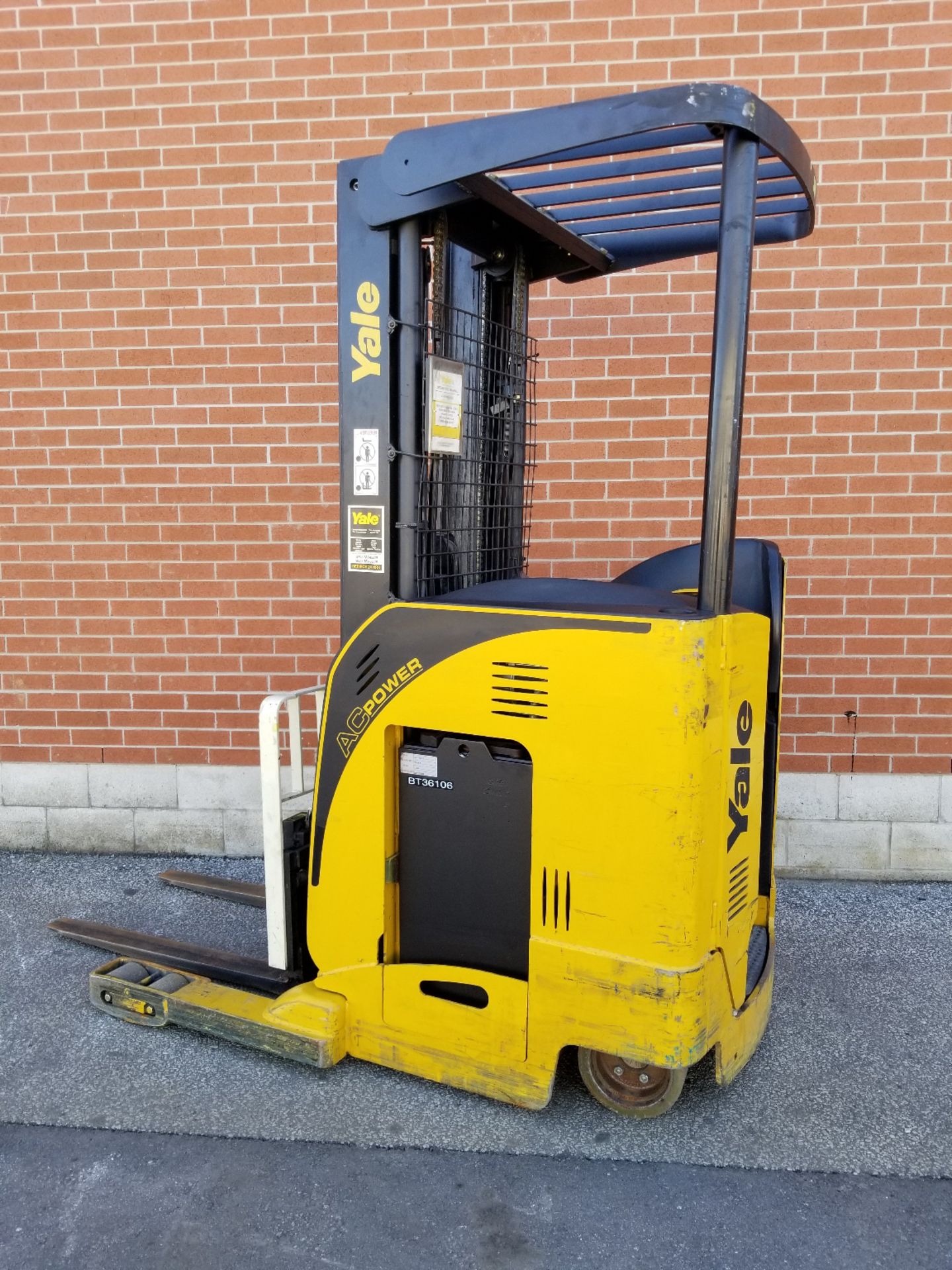 YALE (2007) NR040DANL36TE095 4000 LB. CAPACITY 36V ELECTRIC REACH TRUCK WITH 212" MAX. VERTICAL - Image 2 of 3