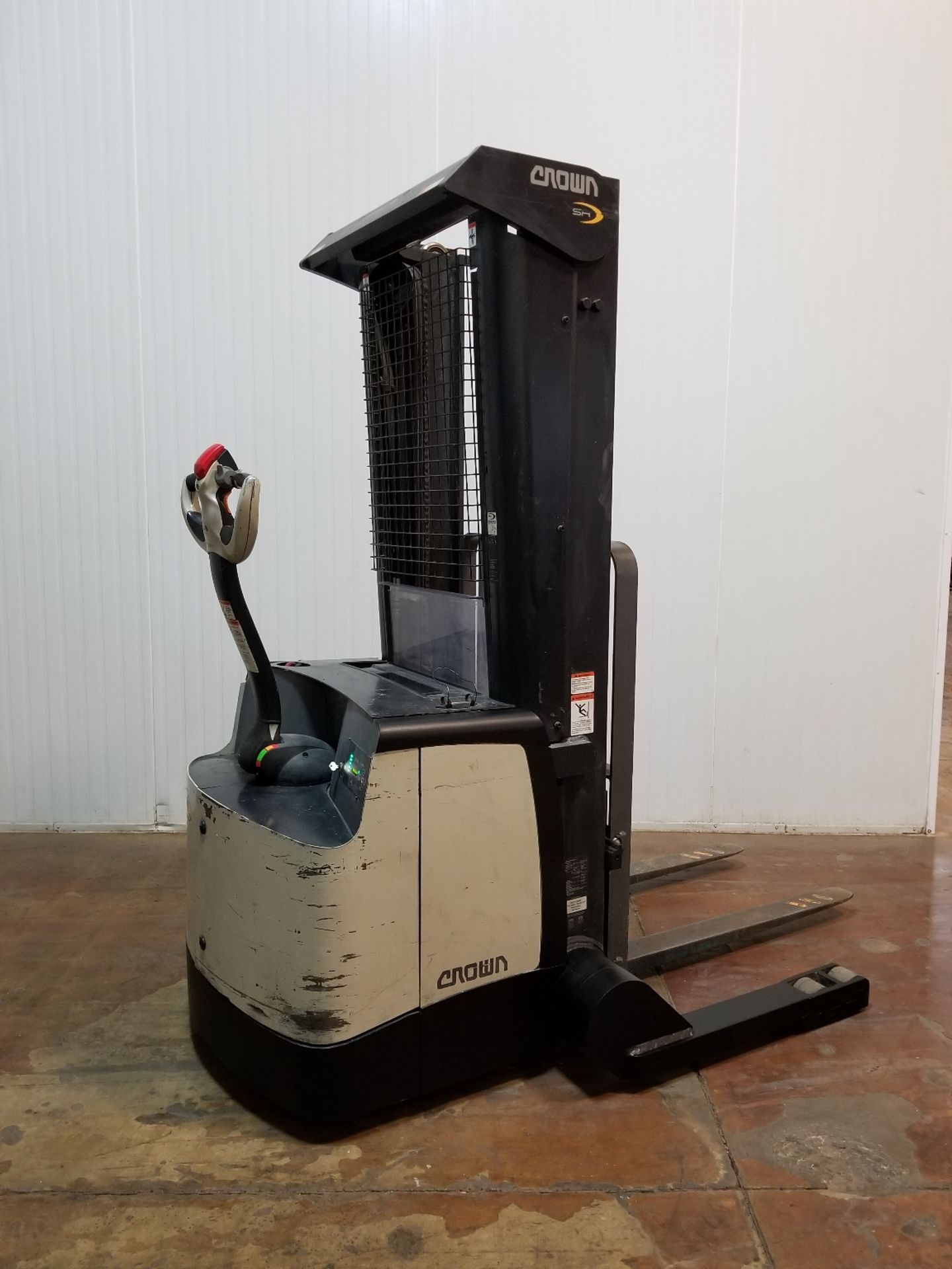 CROWN SH5520 3700 LB. CAPACITY 24V WALK-BEHIND ELECTRIC STRADDLE STACKER WITH 127" MAX. VERTICAL - Image 2 of 2