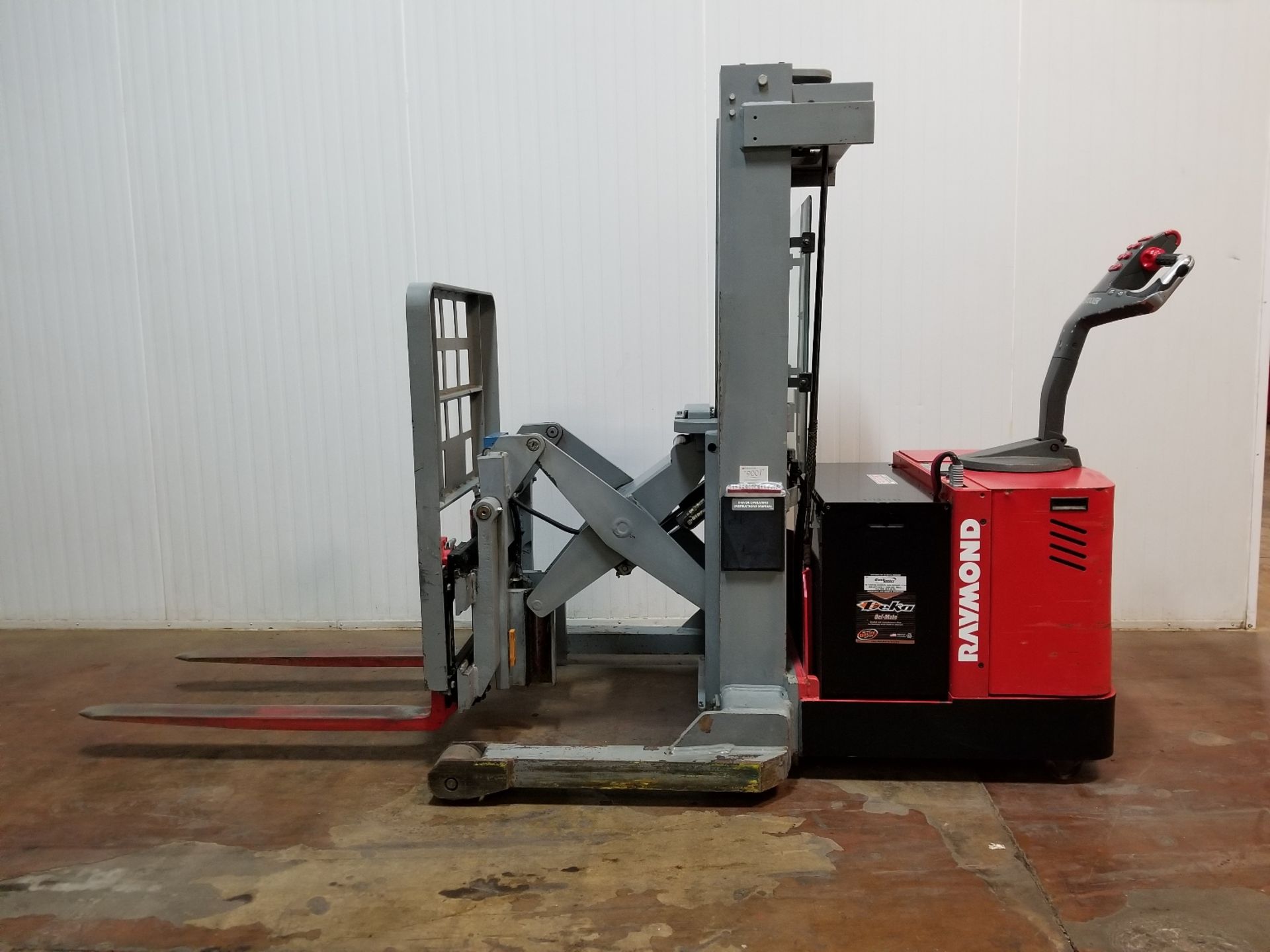 RAYMOND D3RA 3000 LB. CAPACITY 24V WALK-BEHIND ELECTRIC REACH STACKER WITH 153" MAX. VERTICAL - Image 3 of 3