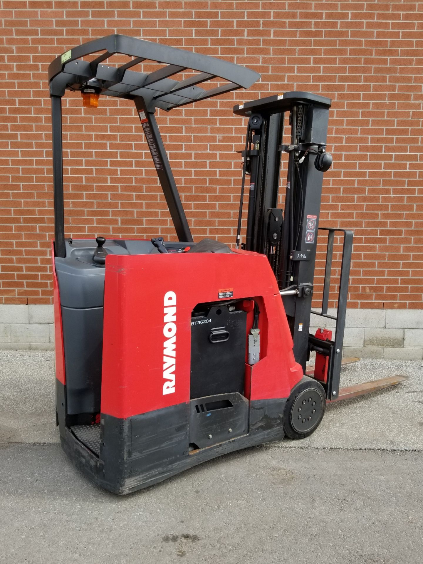 RAYMOND (2014) 4250-C35TT 3500 LB. CAPACITY 36V STAND-UP ELECTRIC FORKLIFT WITH 195" MAX. VERTICAL - Image 2 of 3