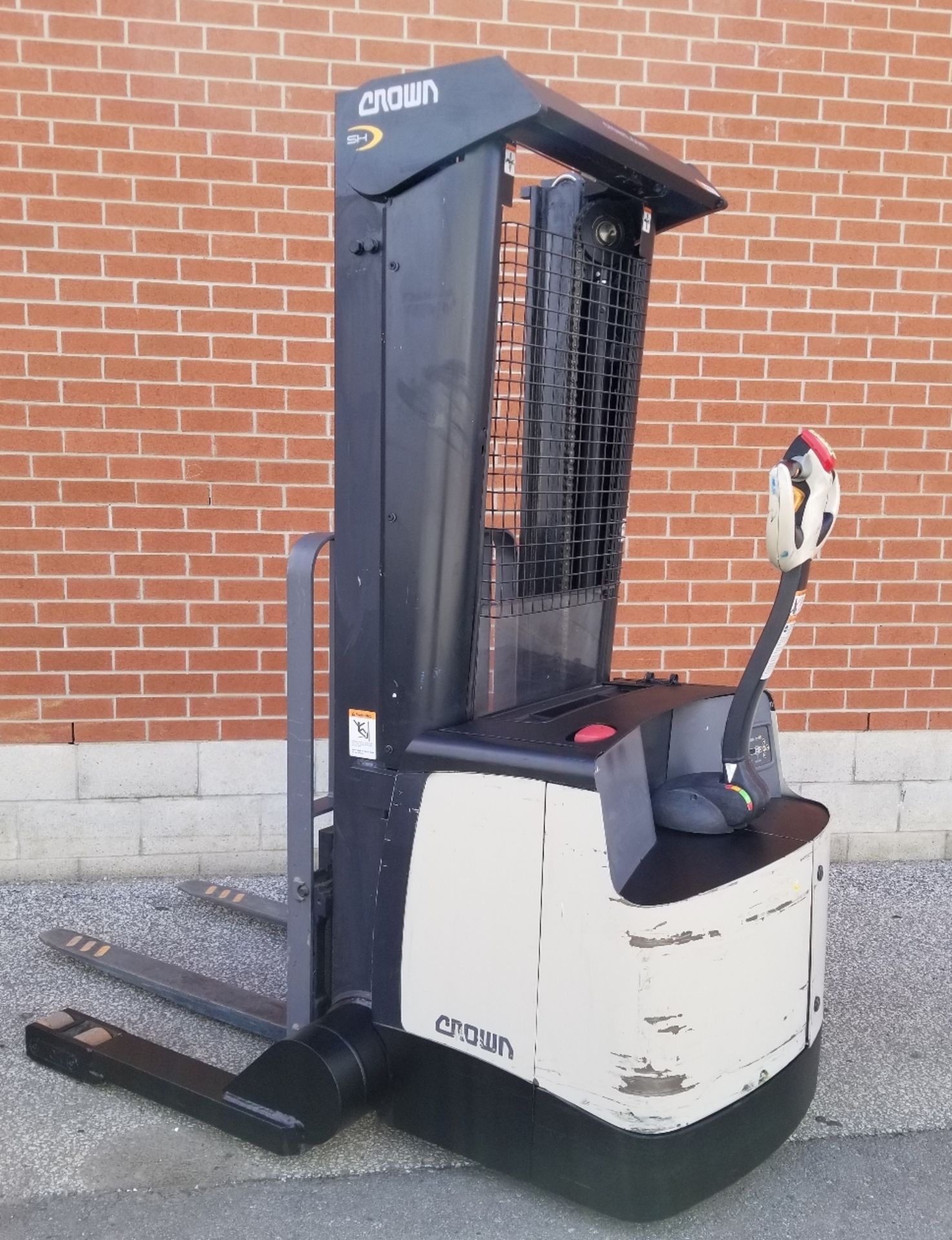 CROWN (2012) SH5520-40 3700 LB. CAPACITY 24V WALK-BEHIND ELECTRIC STRADDLE STACKER WITH 127" MAX. - Image 2 of 3