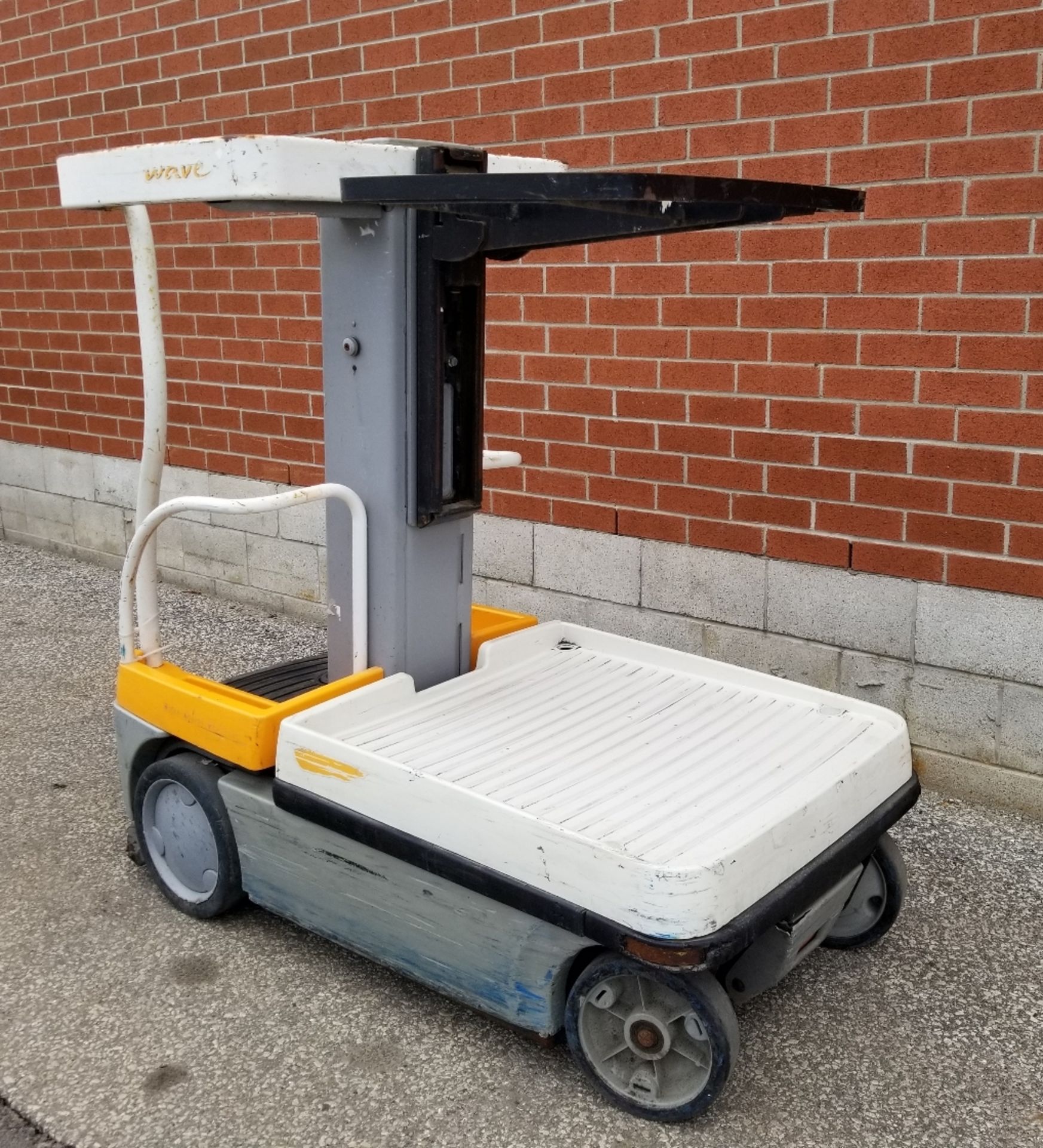 CROWN (2011) WAV50-118 250 LB. CAPACITY ELECTRIC ORDER PICKER WITH 118" MAX. LIFT HEIGHT, 1672 - Image 2 of 2