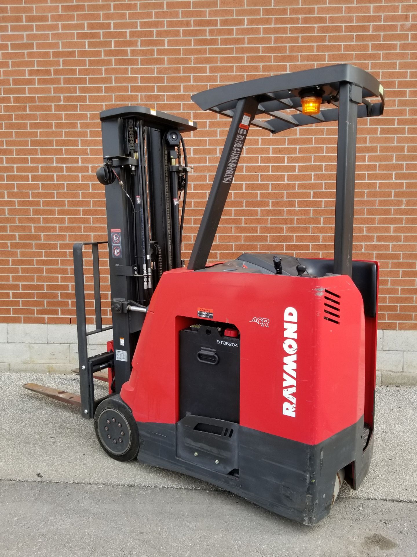 RAYMOND (2014) 4250-C35TT 3500 LB. CAPACITY 36V STAND-UP ELECTRIC FORKLIFT WITH 195" MAX. VERTICAL