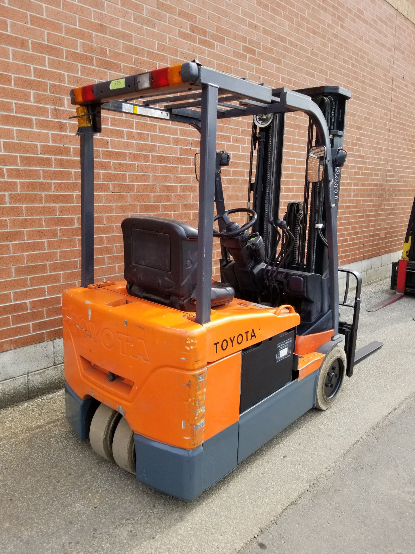 TOYOTA (2006) 7FBEU18 3500 LB. CAPACITY 48V 3-WHEEL ELECTRIC FORKLIFT WITH 189" MAX. VERTICAL - Image 3 of 4