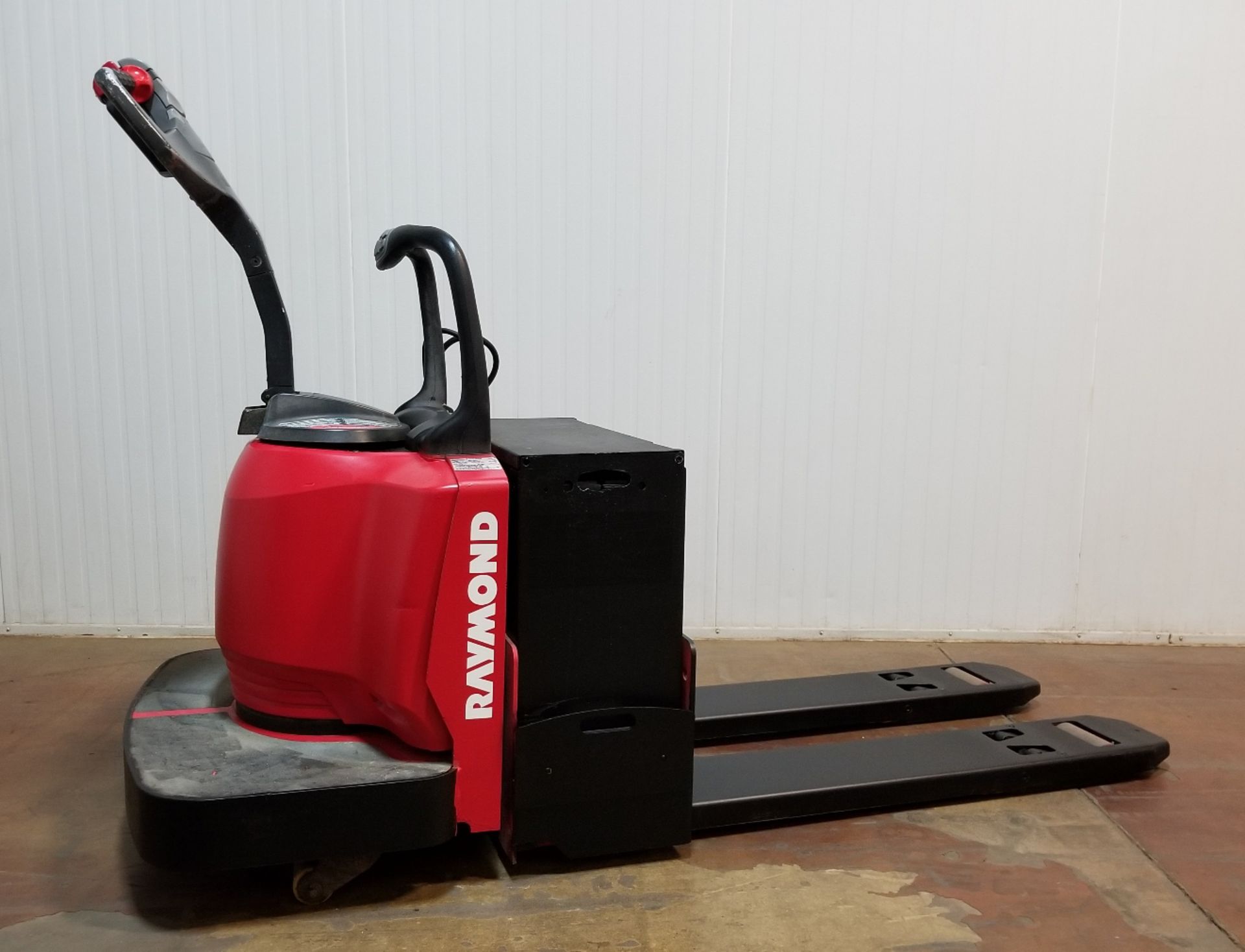 RAYMOND (2006) 8400-FRE60L 6000 LB. CAPACITY 24V RIDE-ON ELECTRIC PALLET JACK WITH 2160 HRS (