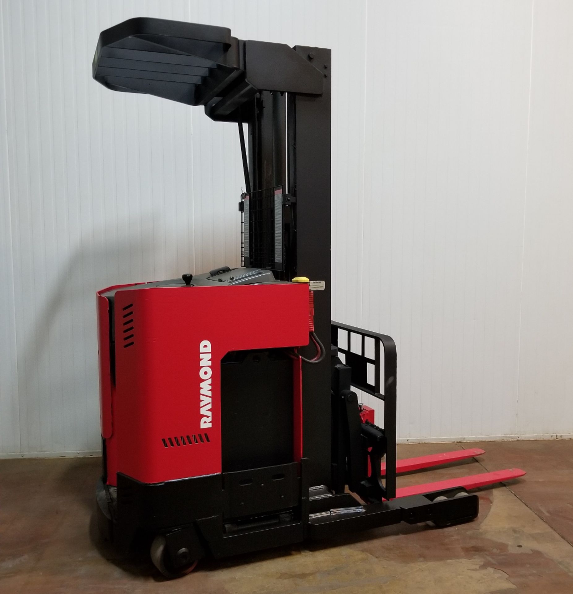 RAYMOND (2008) R30TT 3000 LB. CAPACITY 24V ELECTRIC REACH TRUCK WITH 204" MAX. VERTICAL LIFT, 3