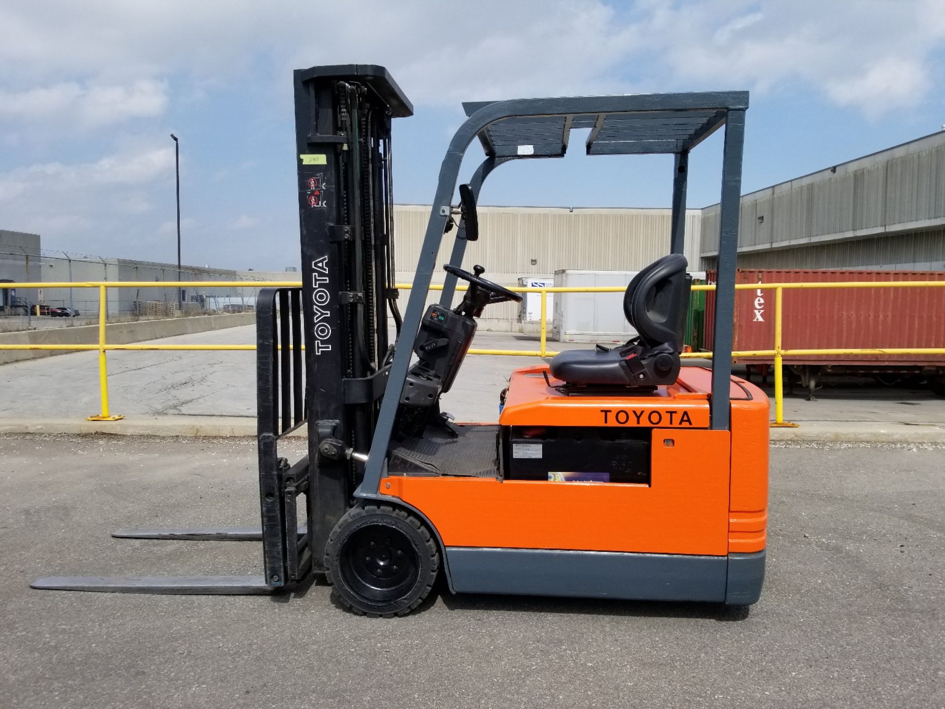 TOYOTA 5FBEC15 3000 LB. CAPACITY 48V 3-WHEEL ELECTRIC FORKLIFT WITH 185" MAX. VERTICAL LIFT, 3 STAGE - Image 2 of 3