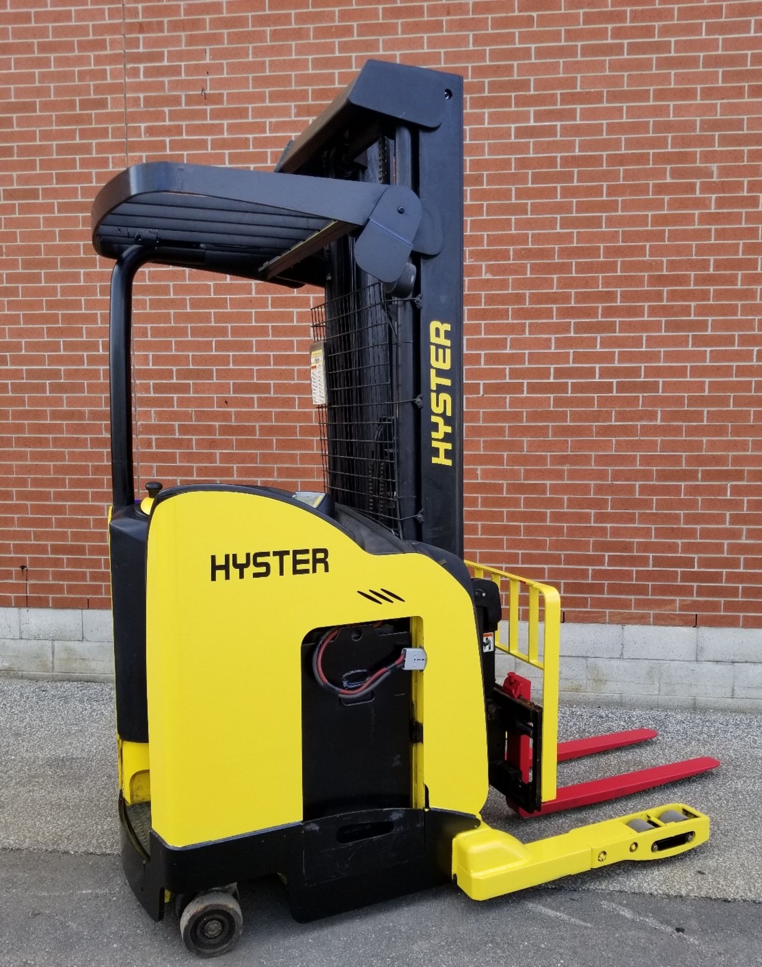 HYSTER (2008) N30ZDR-16.5 3000 LB. CAPACITY 36V ELECTRIC REACH TRUCK WITH 242" MAX. VERTICAL LIFT, 3