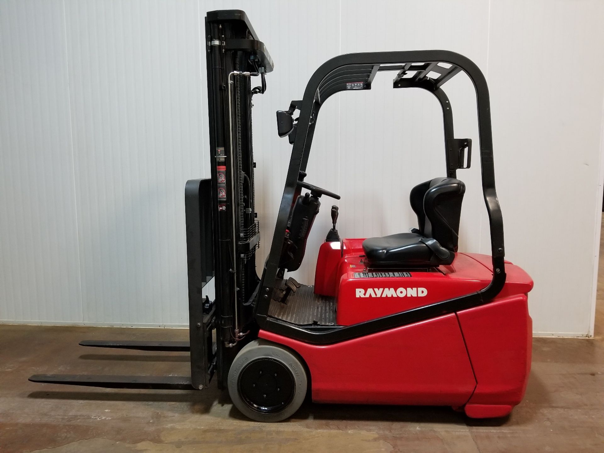 RAYMOND (2009) 440-C30TT 3000 LB. CAPACITY 36V 3-WHEEL ELECTRIC FORKLIFT WITH 195" MAX. VERTICAL - Image 2 of 3