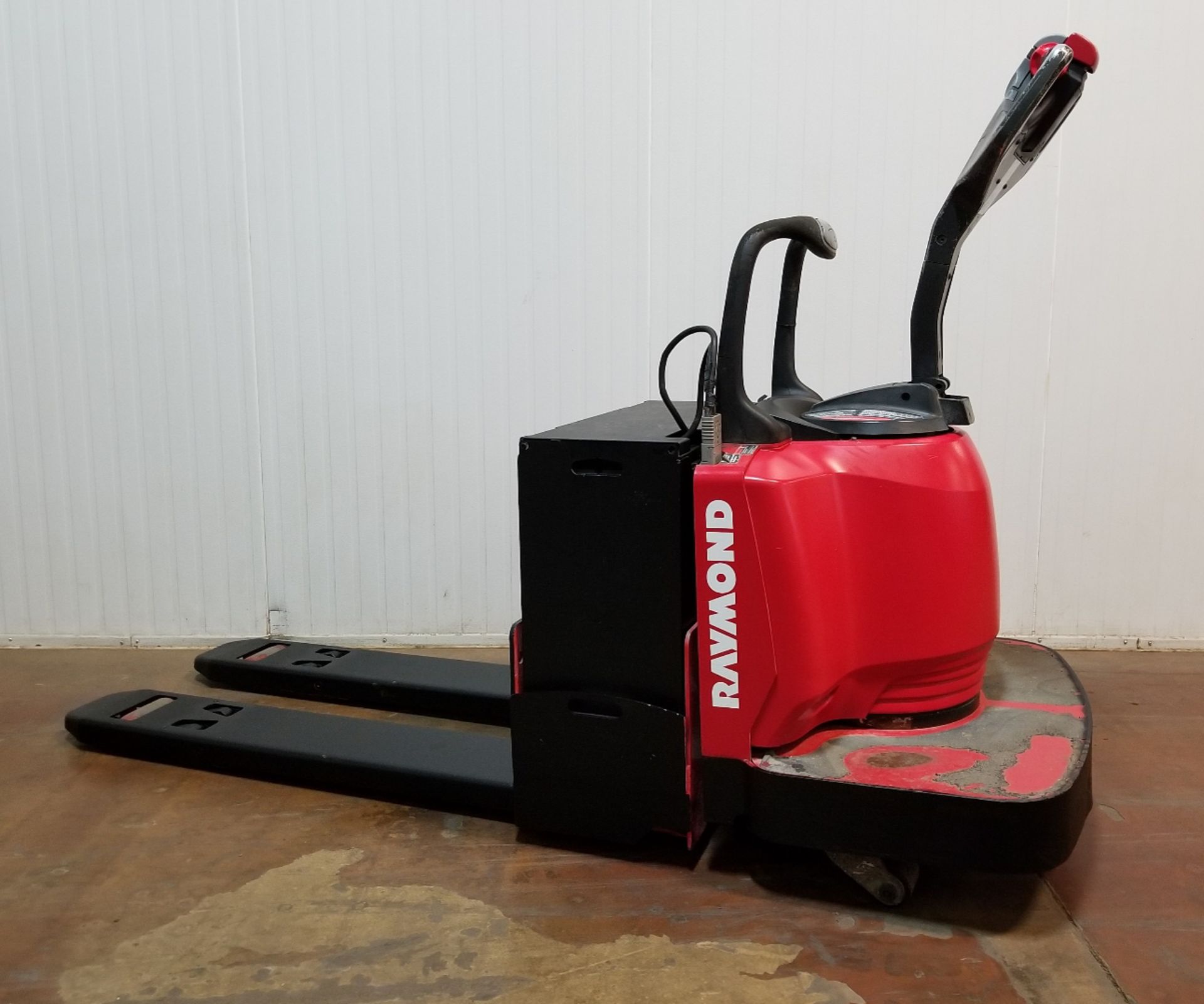 RAYMOND (2006) 8400-FRE60L 6000 LB. CAPACITY 24V RIDE-ON ELECTRIC PALLET JACK WITH 3736 HRS ( - Image 2 of 2