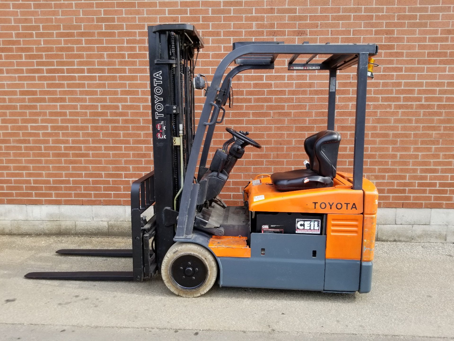 TOYOTA (2006) 7FBEU18 3500 LB. CAPACITY 48V 3-WHEEL ELECTRIC FORKLIFT WITH 189" MAX. VERTICAL - Image 2 of 4