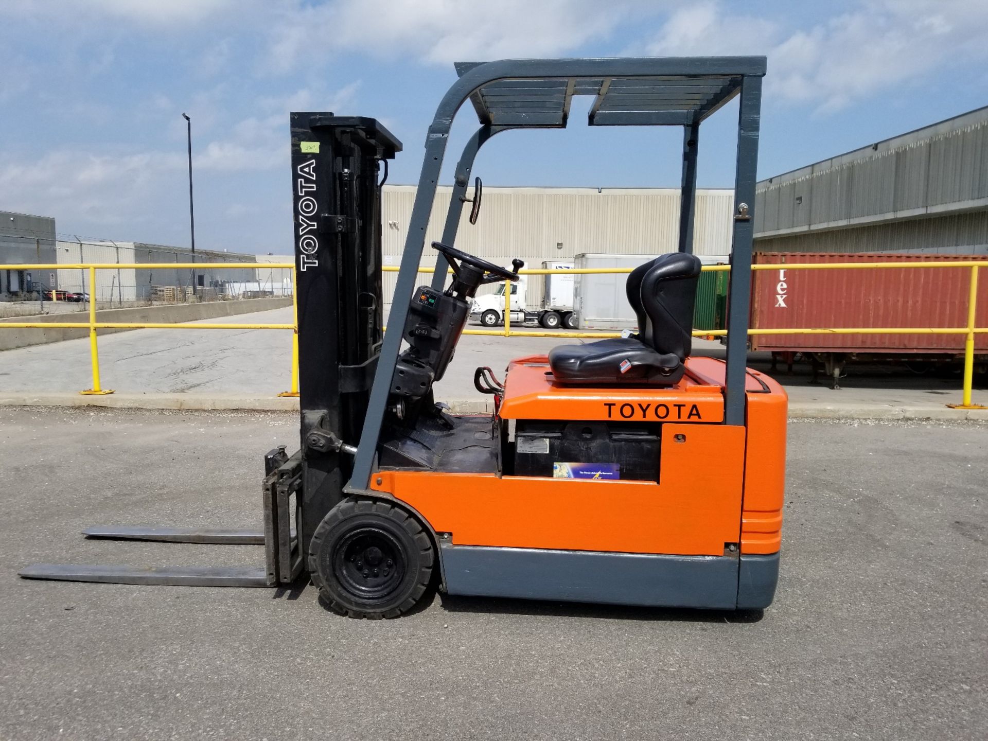 TOYOTA 5FBE15 3000 LB. CAPACITY 36V 3-WHEEL ELECTRIC FORKLIFT WITH 108" MAX. VERTICAL LIFT, 3