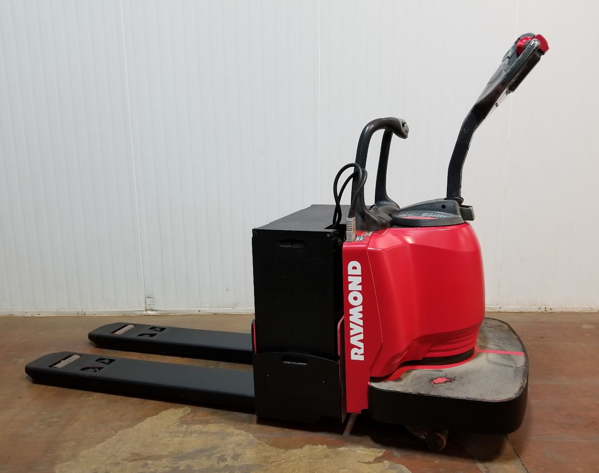 RAYMOND (2006) 8400-FRE60L 6000 LB. CAPACITY 24V RIDE-ON ELECTRIC PALLET JACK WITH 2160 HRS ( - Image 2 of 2