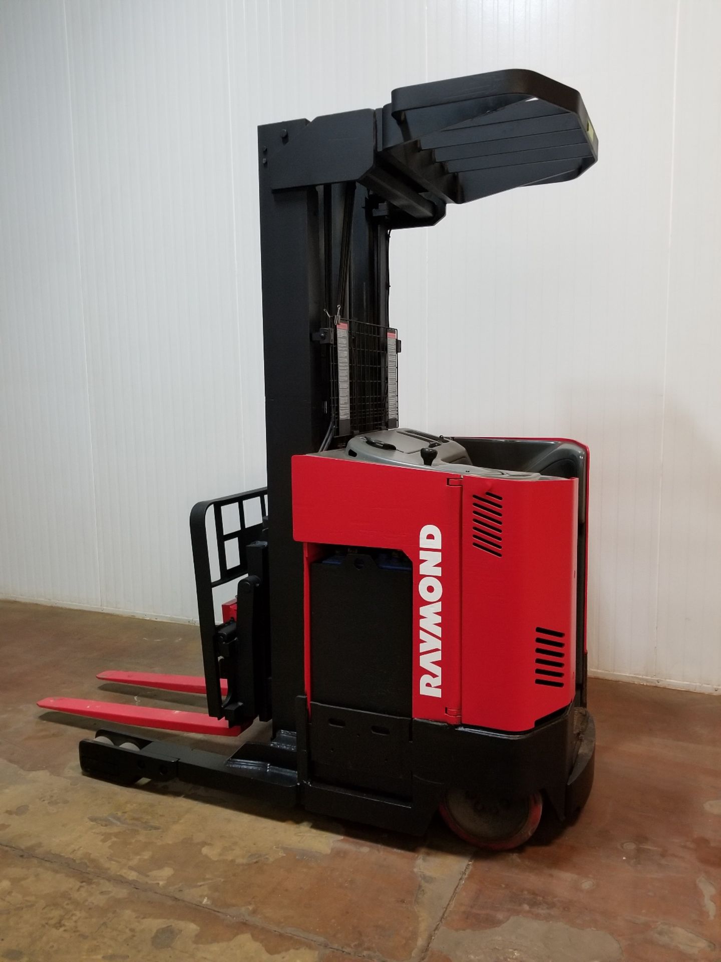 RAYMOND (2008) R30TT 3000 LB. CAPACITY 24V ELECTRIC REACH TRUCK WITH 204" MAX. VERTICAL LIFT, 3 - Image 2 of 4