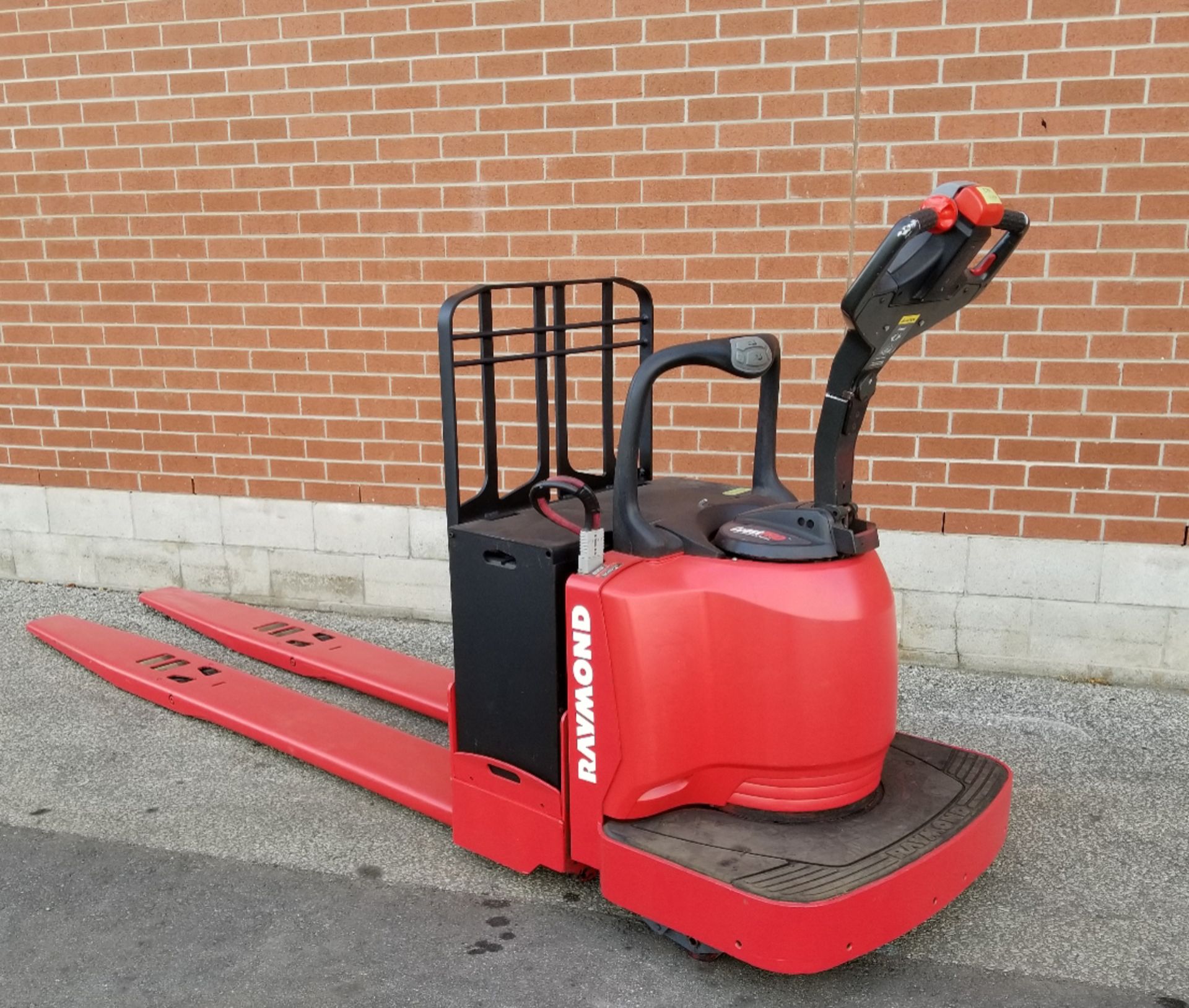 RAYMOND (2010) 8400 8000 LB. CAPACITY 24V RIDE-ON ELECTRIC PALLET JACK WITH 9929 HRS (RECORDED ON