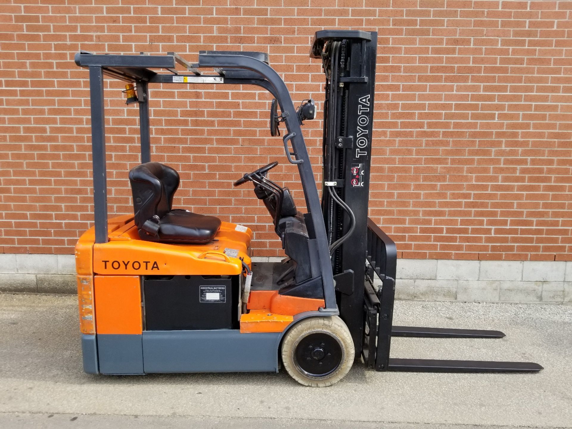TOYOTA (2006) 7FBEU18 3500 LB. CAPACITY 48V 3-WHEEL ELECTRIC FORKLIFT WITH 189" MAX. VERTICAL