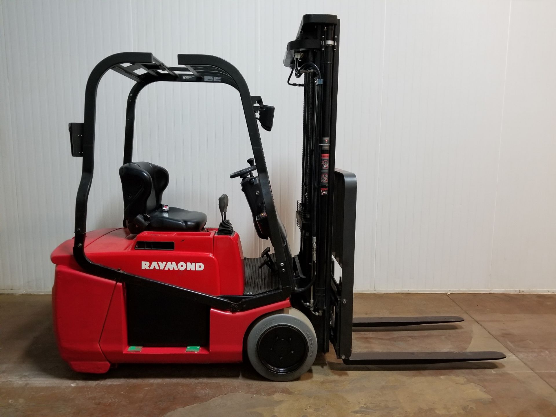 RAYMOND (2009) 440-C30TT 3000 LB. CAPACITY 36V 3-WHEEL ELECTRIC FORKLIFT WITH 195" MAX. VERTICAL