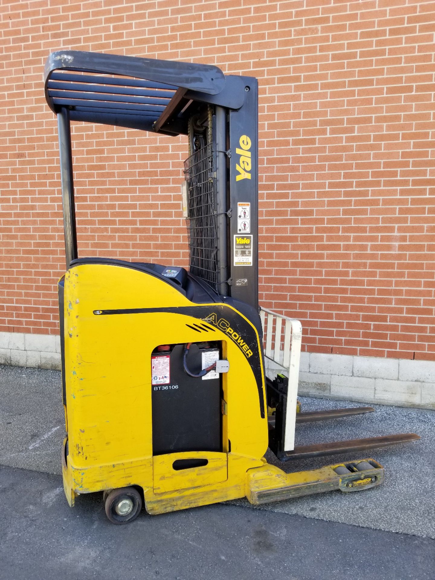 YALE (2007) NR040DANL36TE095 4000 LB. CAPACITY 36V ELECTRIC REACH TRUCK WITH 212" MAX. VERTICAL