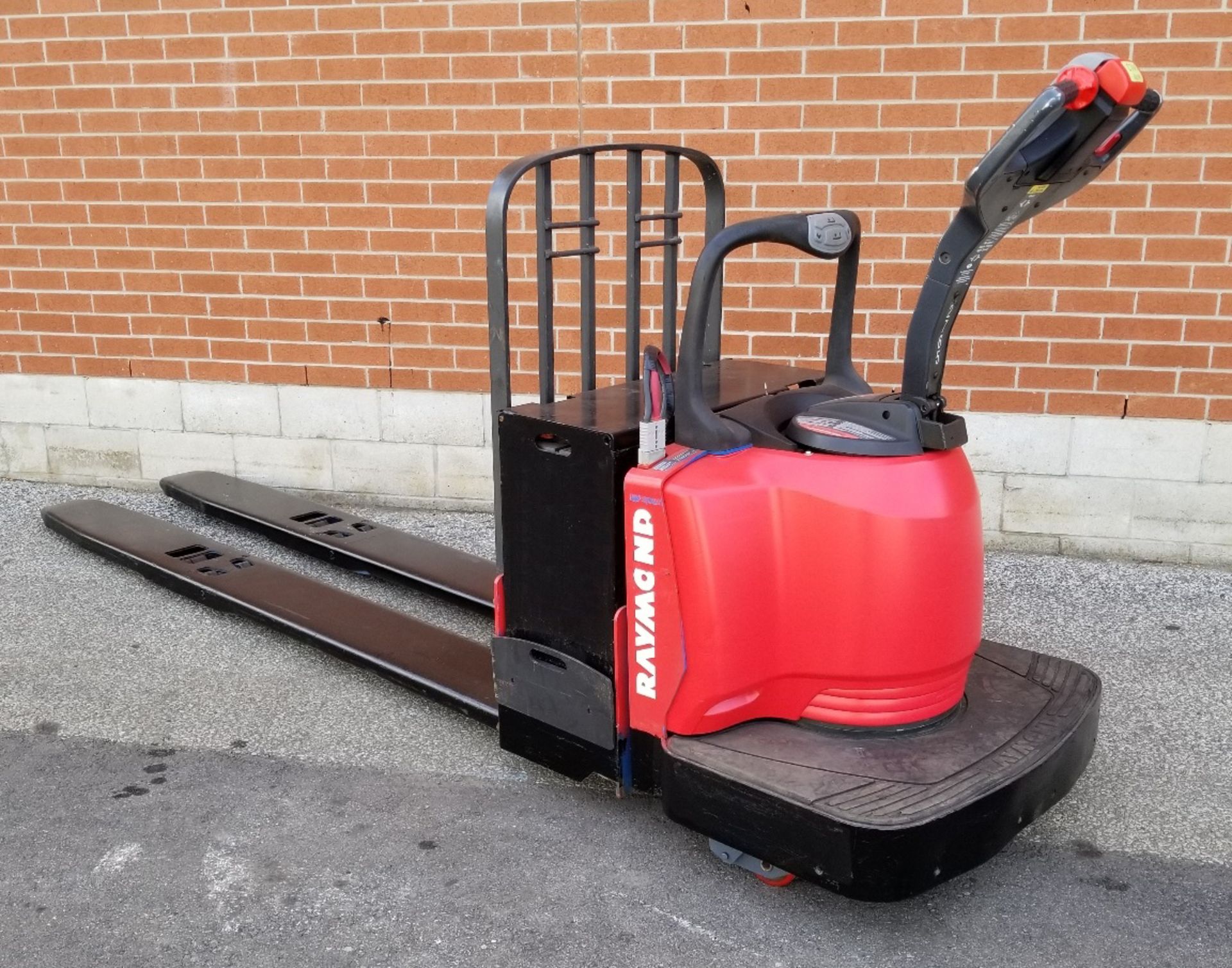 RAYMOND (2007) 8400 8000 LB. CAPACITY 24V RIDE-ON ELECTRIC PALLET JACK WITH 6219 HRS (RECORDED ON