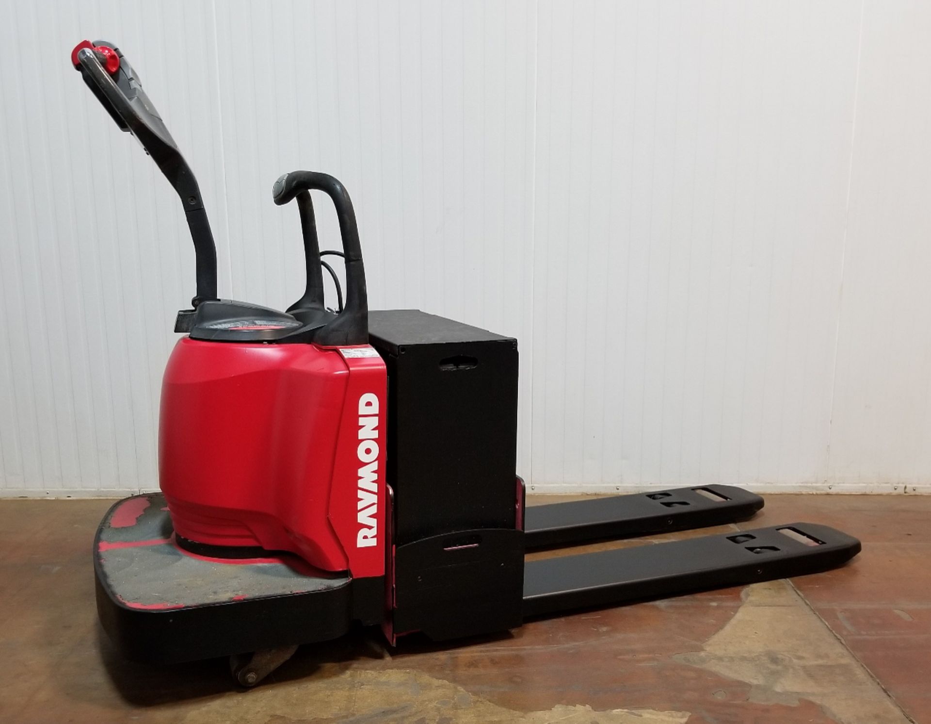 RAYMOND (2006) 8400-FRE60L 6000 LB. CAPACITY 24V RIDE-ON ELECTRIC PALLET JACK WITH 3736 HRS (