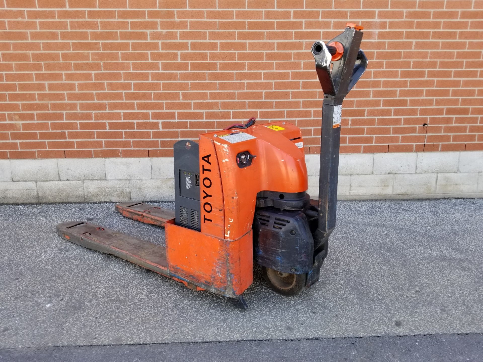 TOYOTA 6HBW20 4000 LB. CAPACITY 24V WALK-BEHIND ELECTRIC PALLET JACK WITH CHARGER, 2406 HRS (