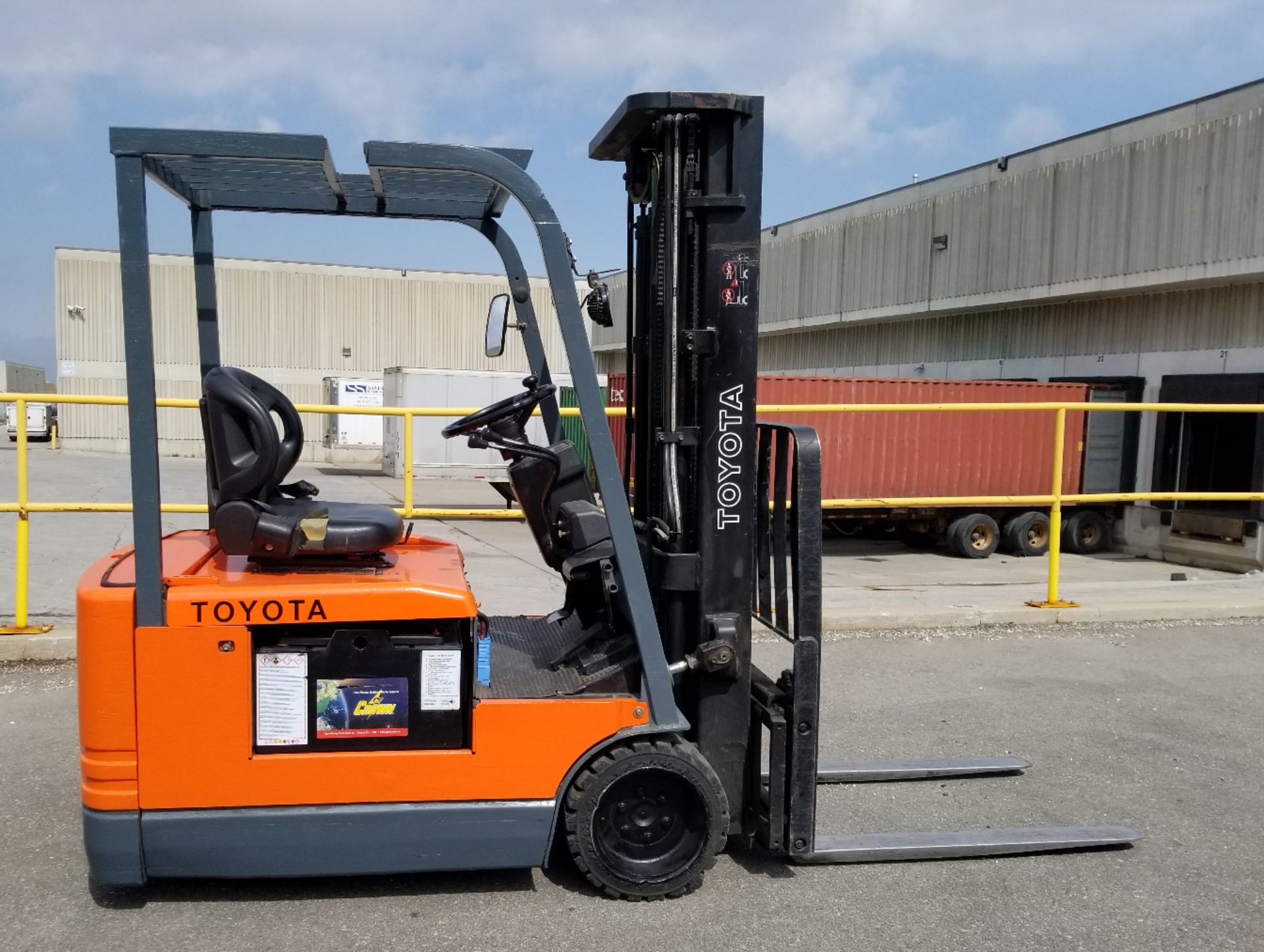 TOYOTA 5FBEC15 3000 LB. CAPACITY 48V 3-WHEEL ELECTRIC FORKLIFT WITH 185" MAX. VERTICAL LIFT, 3 STAGE