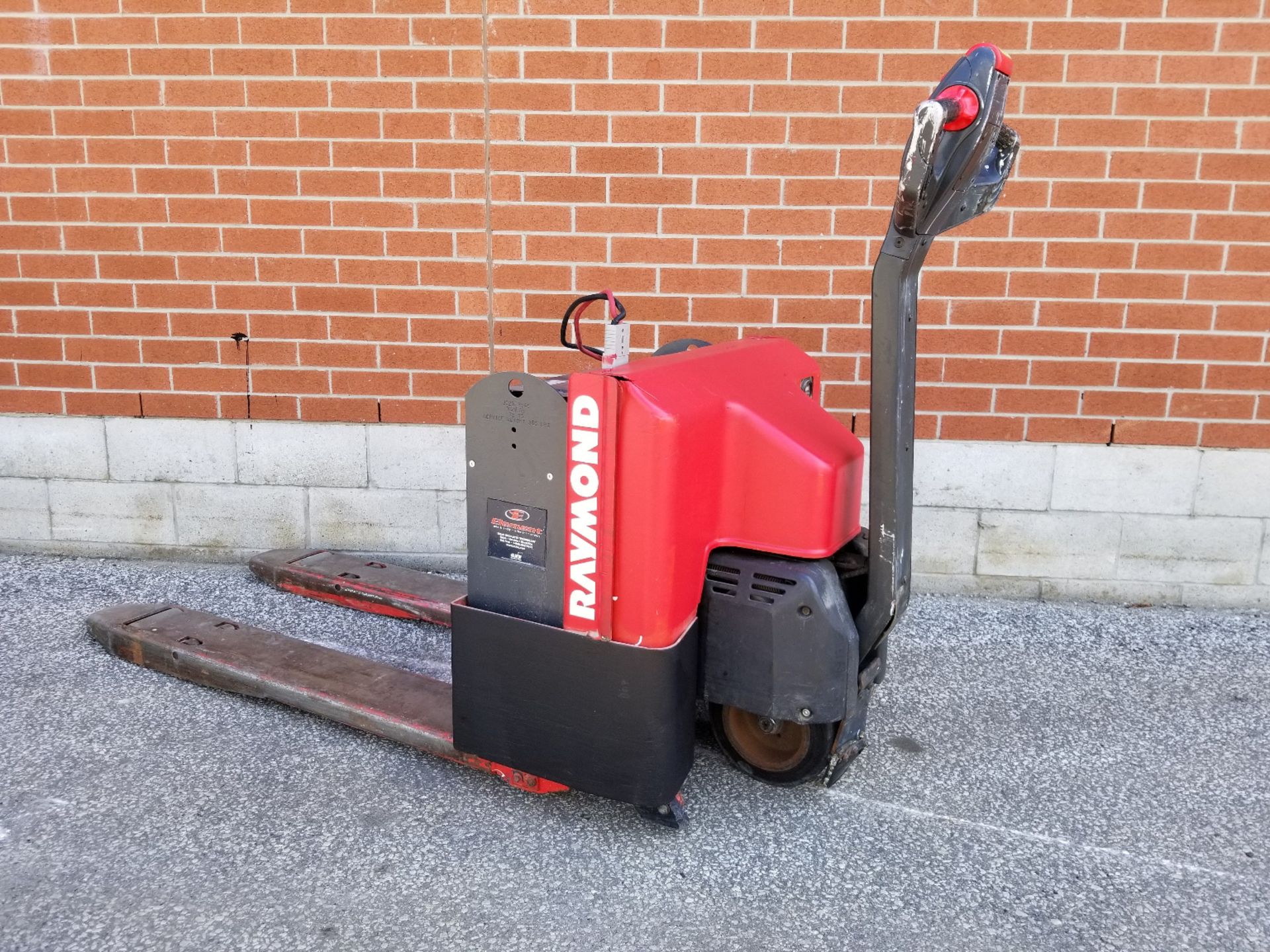 RAYMOND 101T-F40L 4000 LB. CAPACITY 24V WALK-BEHIND ELECTRIC PALLET JACK WITH CHARGER, 10,440 HRS (