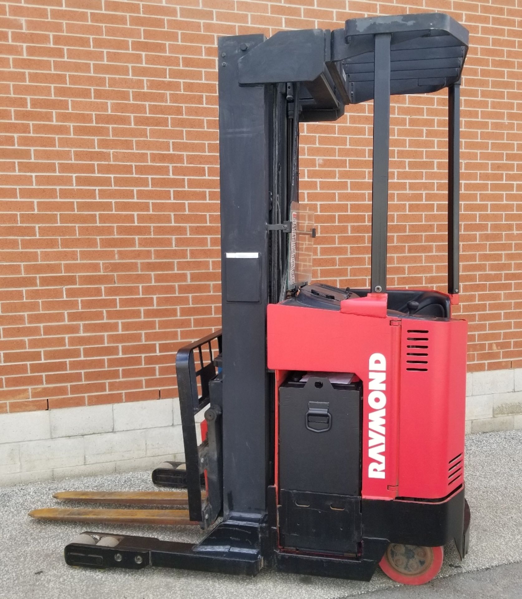 RAYMOND EASI-R40TT 4000 LB. CAPACITY 24V ELECTRIC REACH TRUCK WITH 211" MAX. VERTICAL LIFT, - Image 2 of 2