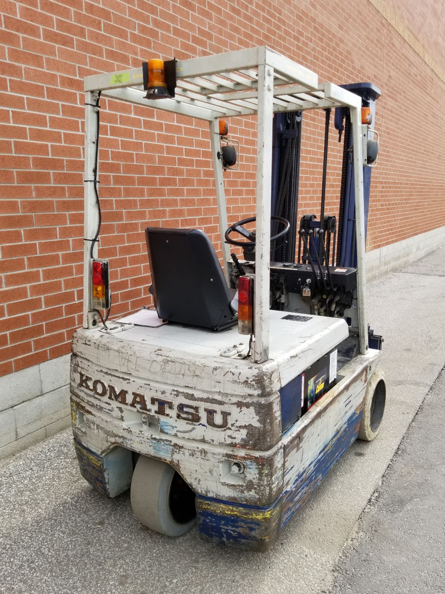 KOMATSU FB15M-2 2580 LB. CAPACITY 48V 3-WHEEL ELECTRIC FORKLIFT WITH 185" MAX. VERTICAL LIFT, 3 - Image 3 of 4