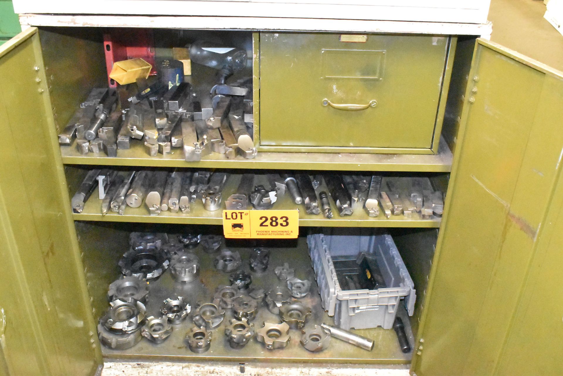 LOT/ CONTENTS OF CABINET - HSS AND CARBIDE INSERT LATHE CUTTERS AND BORING BARS, CARBIDE INSERT FACE